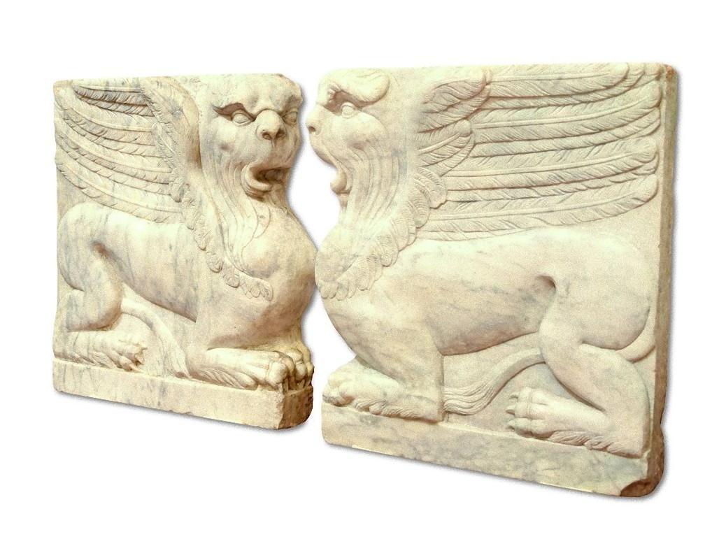 italien Paire rare de bas-reliefs en marbre turc, 18ème siècle en vente