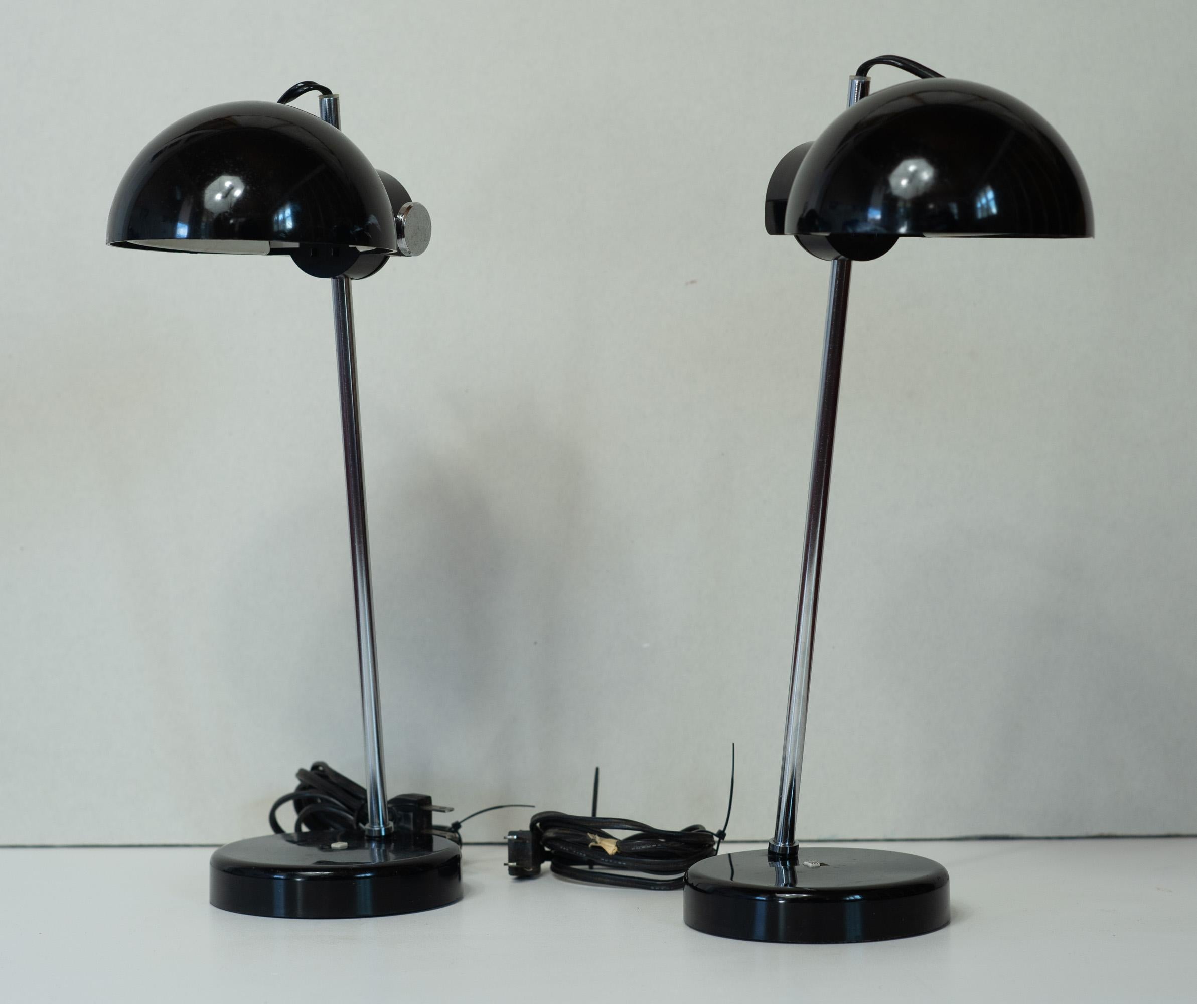 Space Age Rara coppia di lampade da scrivania Lightolier Space AGE in nero e nichel, prodotte in Giappone in vendita