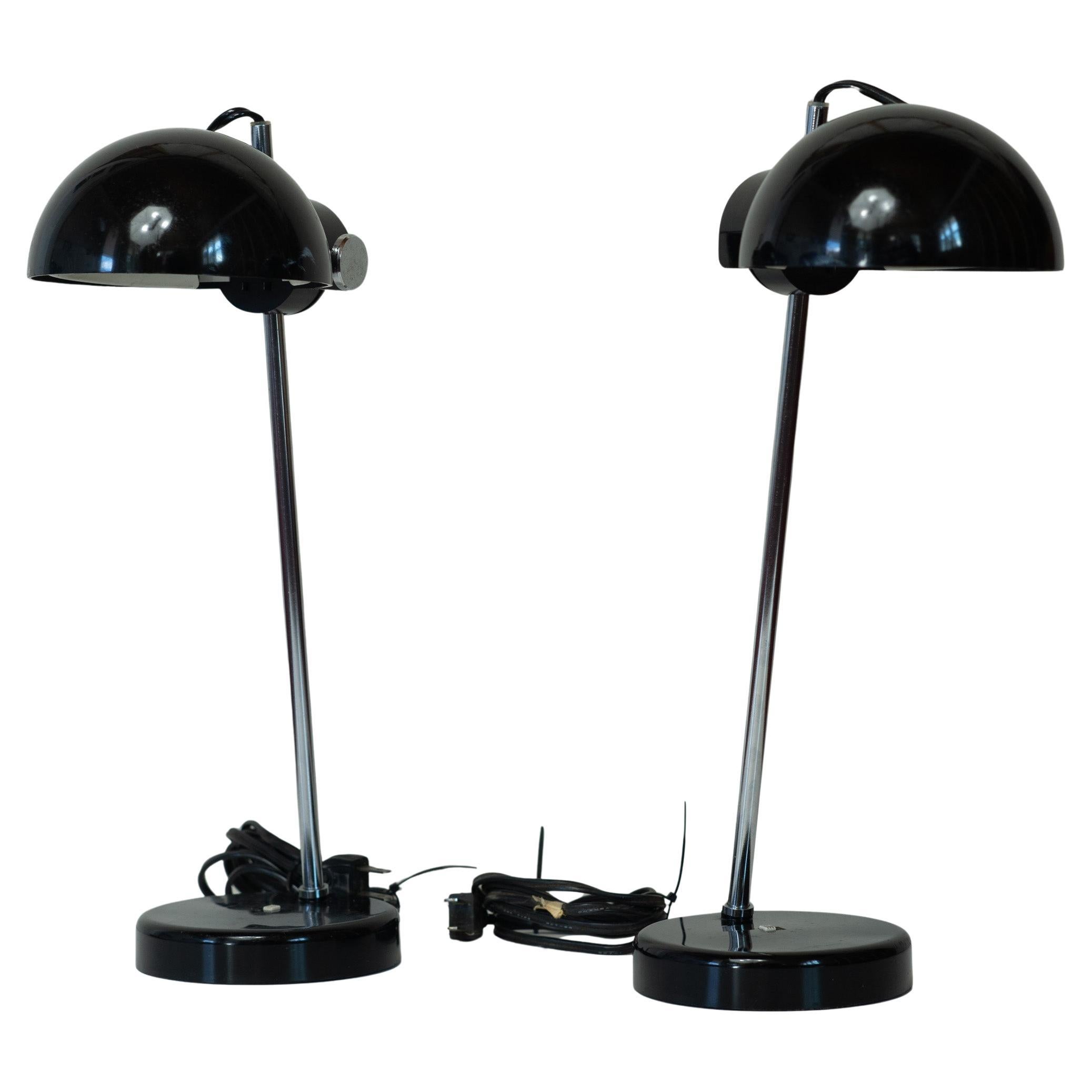 Prodotte in Giappone negli anni '80, queste lampade sono state probabilmente disegnate da Gerald Thurston, che ha ideato molti progetti di successo per Lightolier. La base e il paralume in plastica nera e l'asta cromata per regolare l'altezza