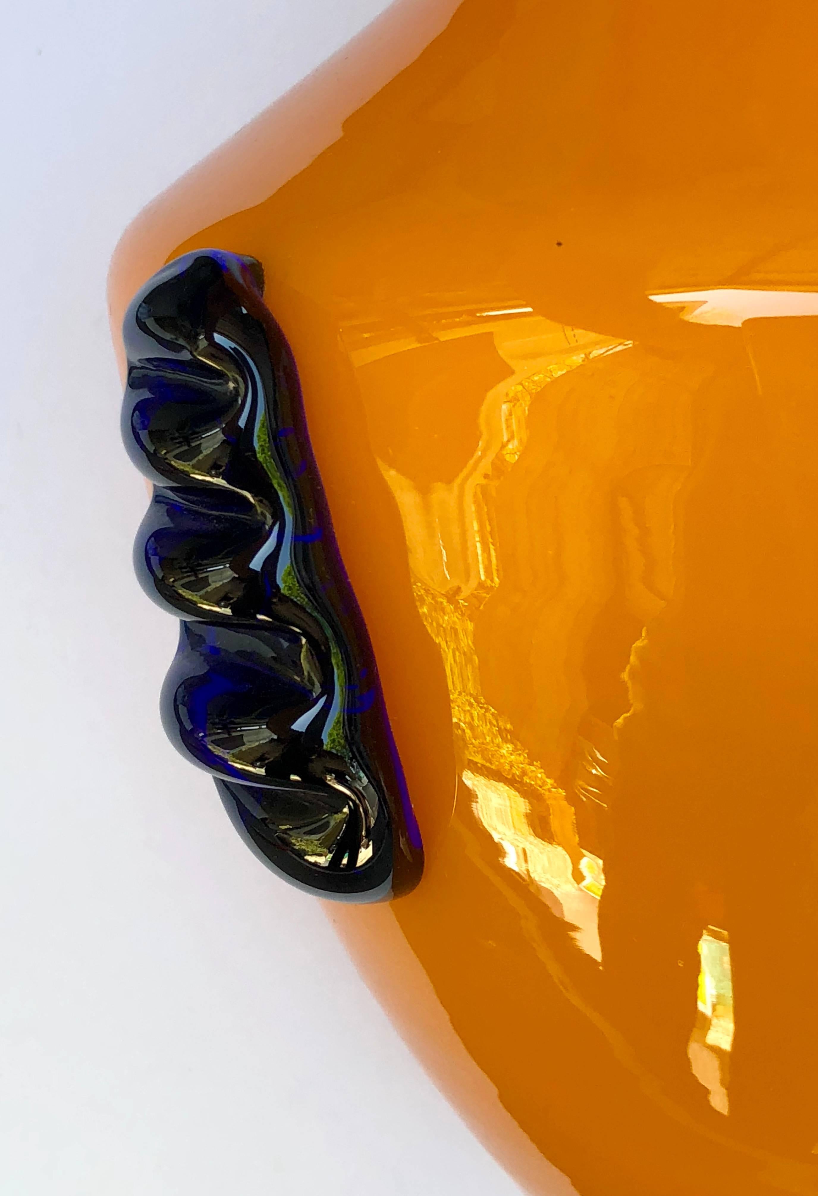 Seltenes Paar Blenko-Vasen aus orangefarbenem Glas mit aufgesetzter kobaltfarbener Dekoration (Moderne) im Angebot