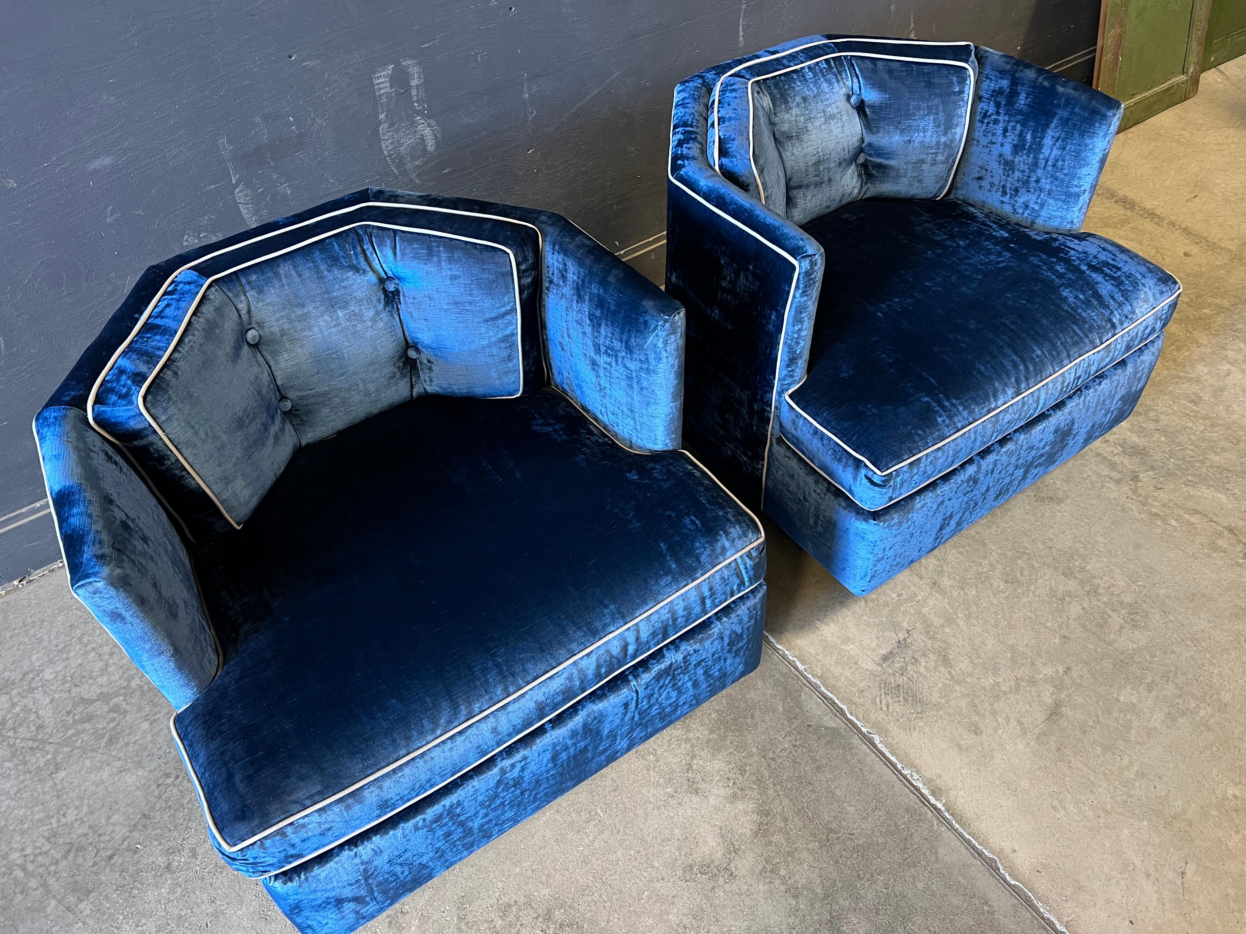 Seltenes Paar exquisiter Lounge-Sessel aus blauem Samt in halb-oktogonaler Form, die Milo Baughman zugeschrieben werden. Die Loungesessel sind Paradebeispiele für den Luxus der damaligen Zeit und befinden sich in einem sehr guten Zustand, da sie