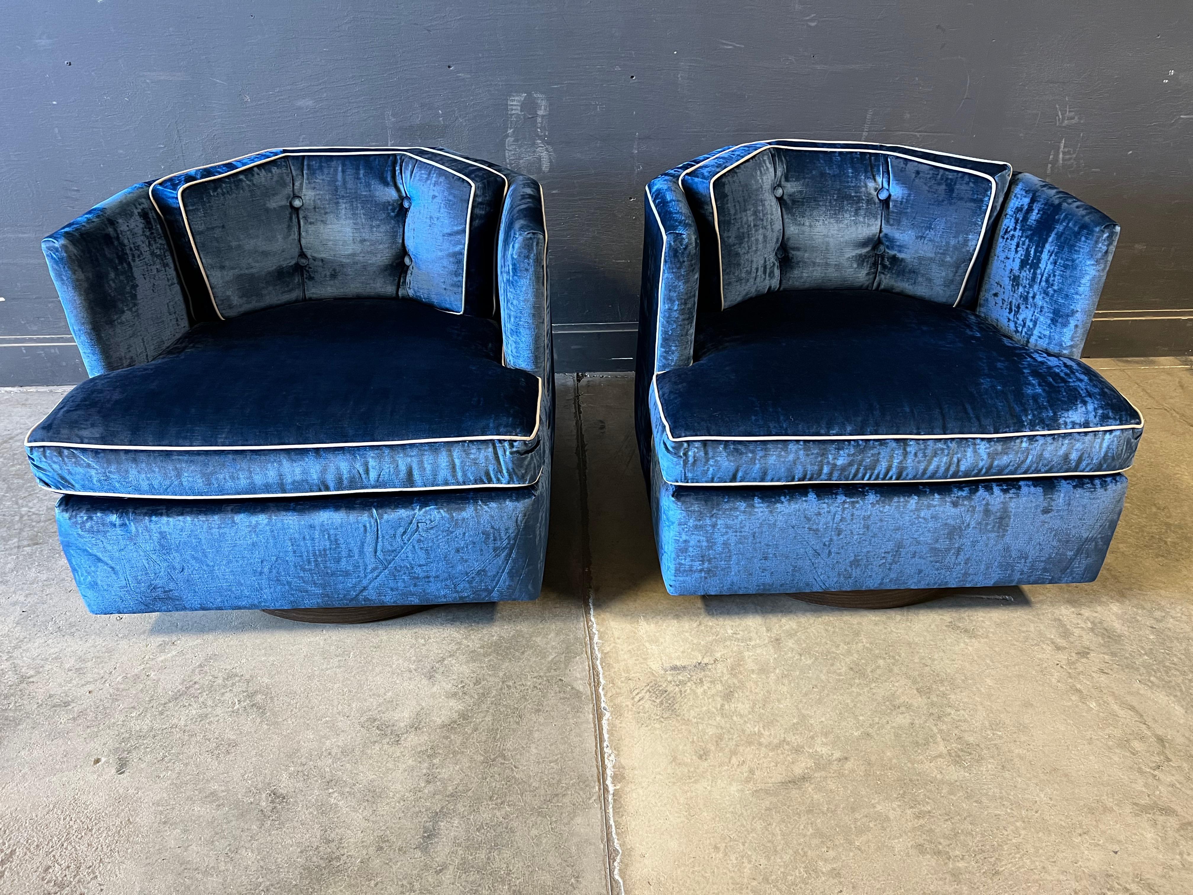 Américain Paire rare de fauteuils de salon à dossier tonneau en velours bleu attribués à Milo Baughman en vente