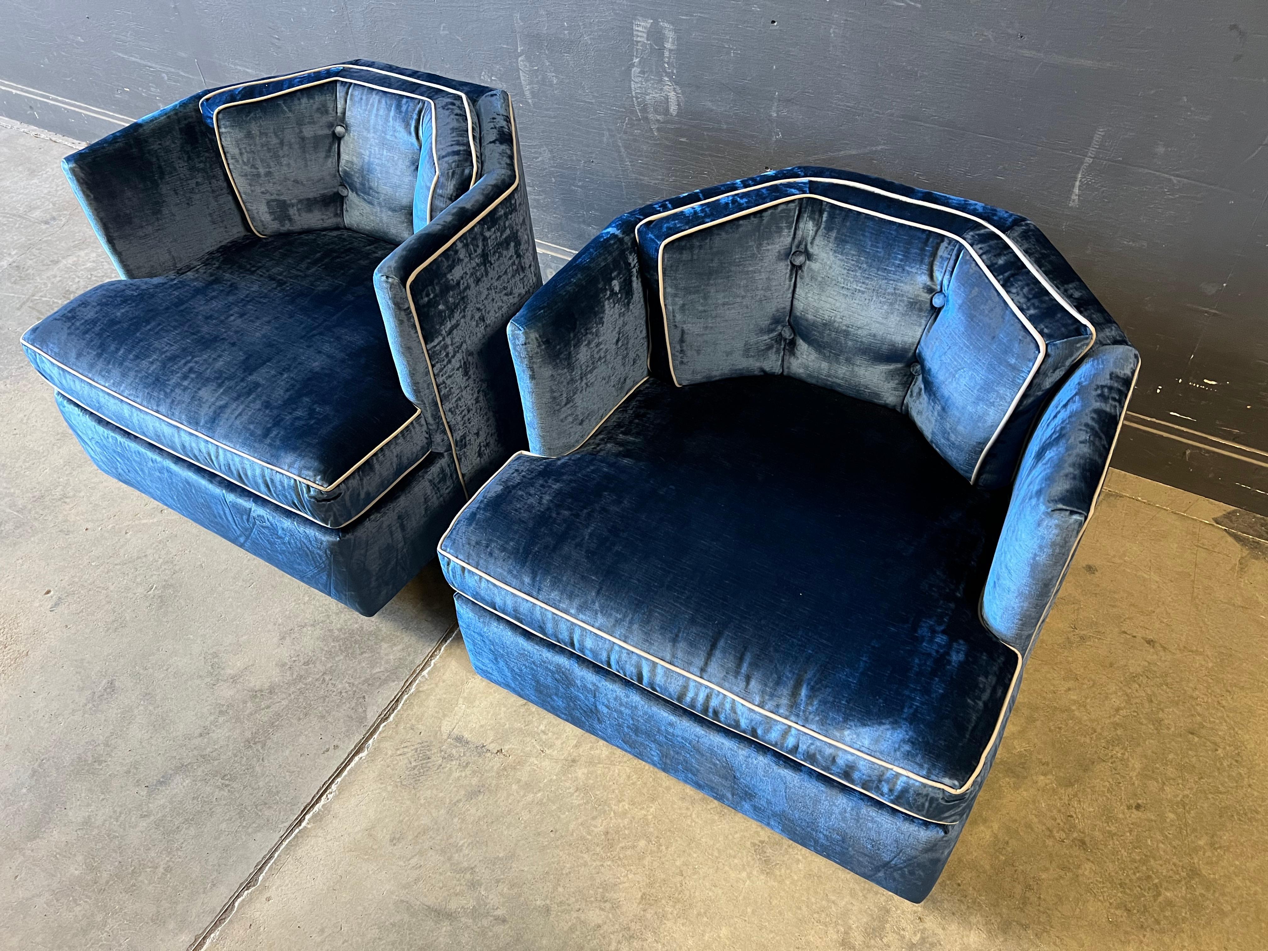 American Rare Pair of blue velvet barrel back lounge Chairs Attributed to Milo Baughman For Sale