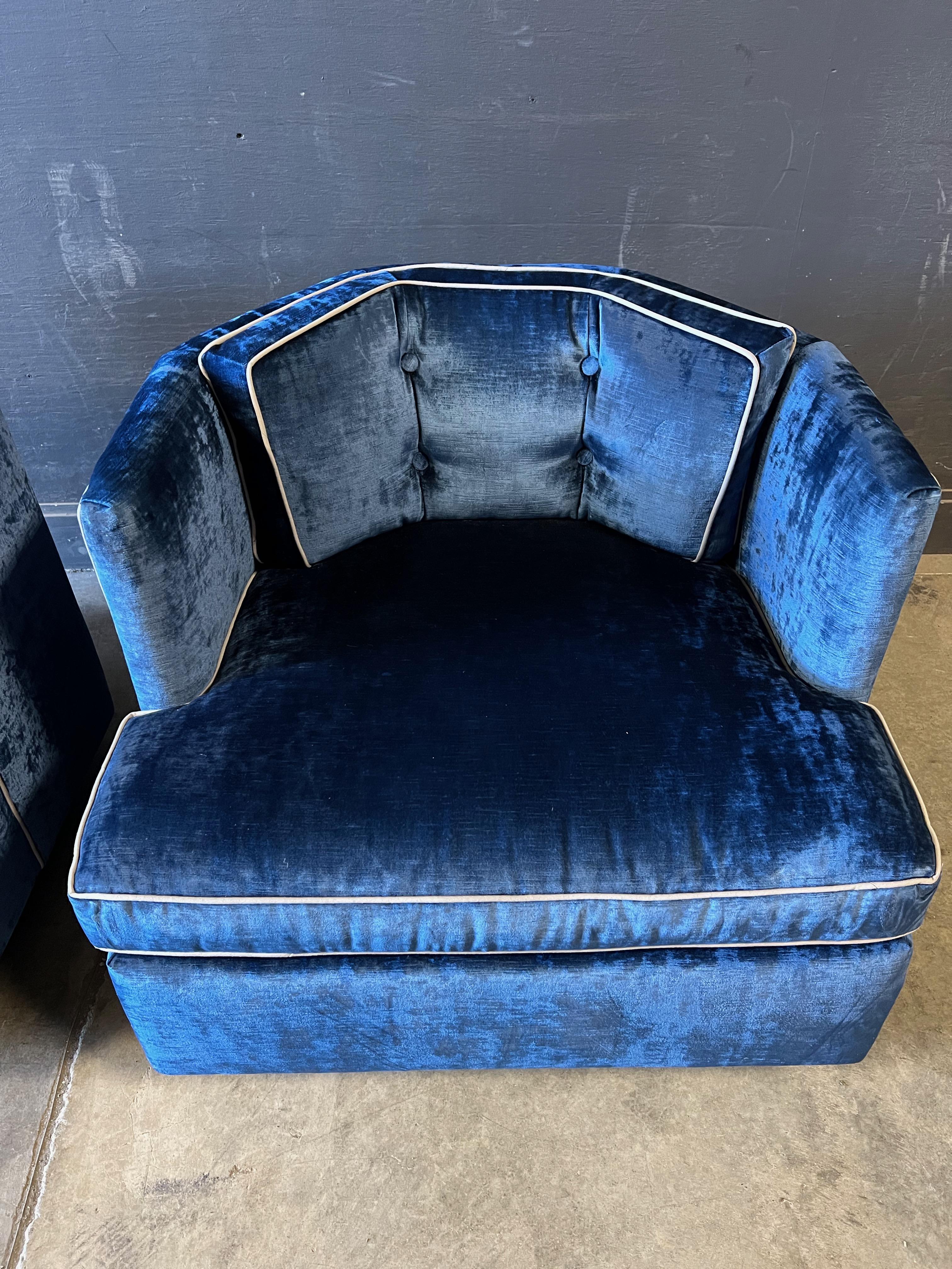 Velours Paire rare de fauteuils de salon à dossier tonneau en velours bleu attribués à Milo Baughman en vente