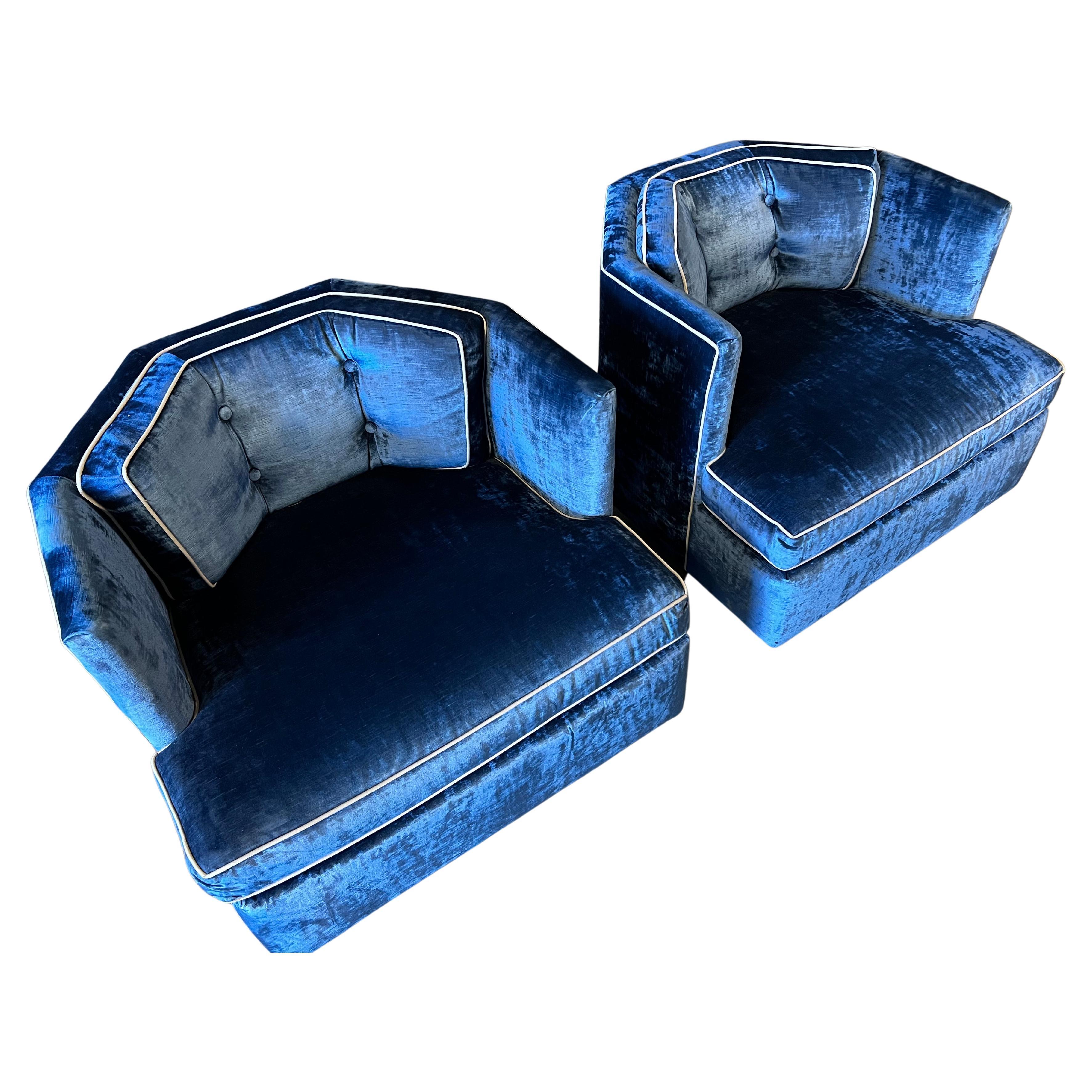 Paire rare de fauteuils de salon à dossier tonneau en velours bleu attribués à Milo Baughman en vente