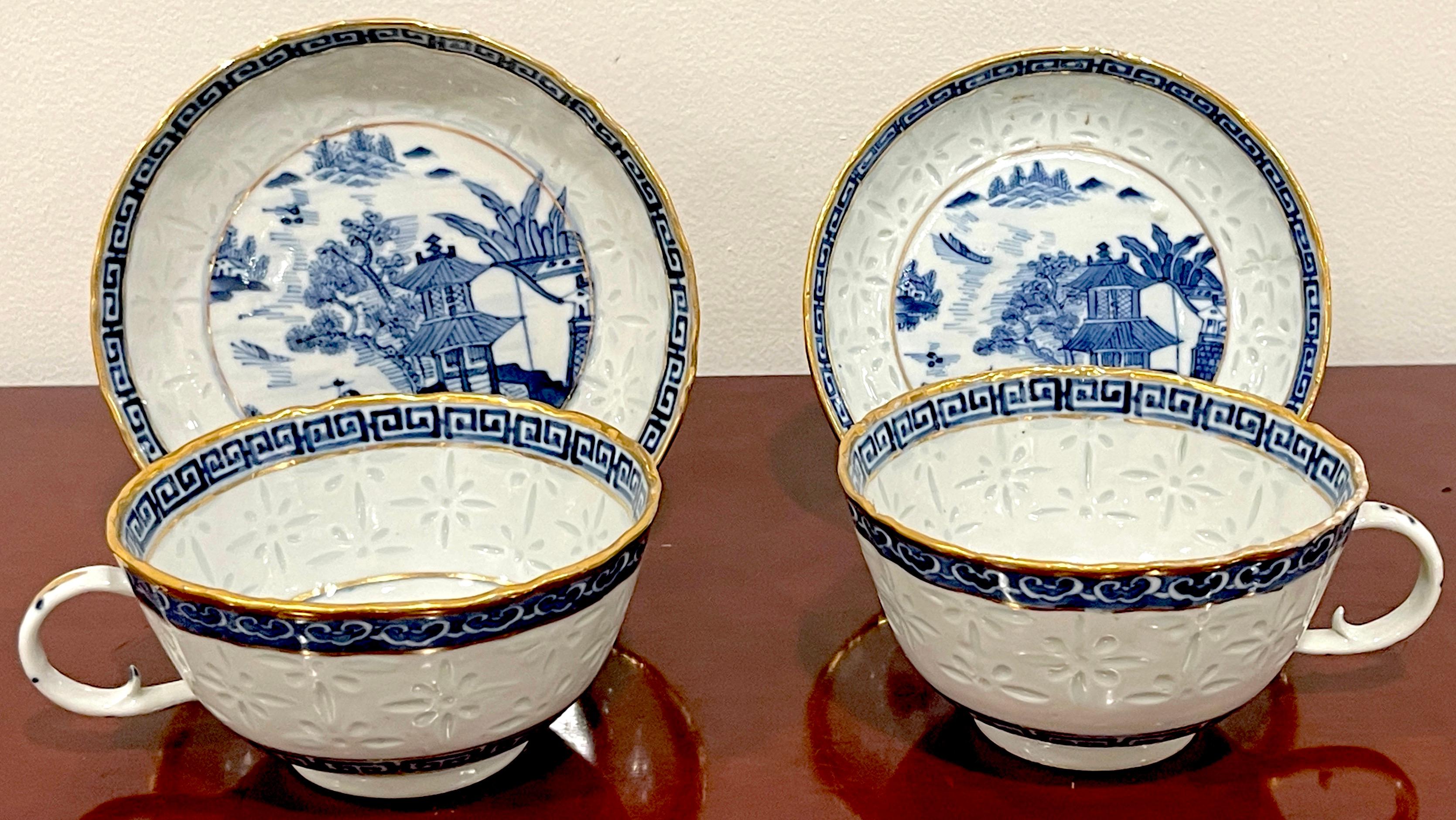 Paire de tasses et soucoupes « Ice Grain » de Nanking bleues et blanches, marquées Qianlong 
Chine, 19e siècle ou plus ancien, peut-être une commande spéciale

Une paire vraiment rare et exquise de tasses et soucoupes à motif bleu et blanc de