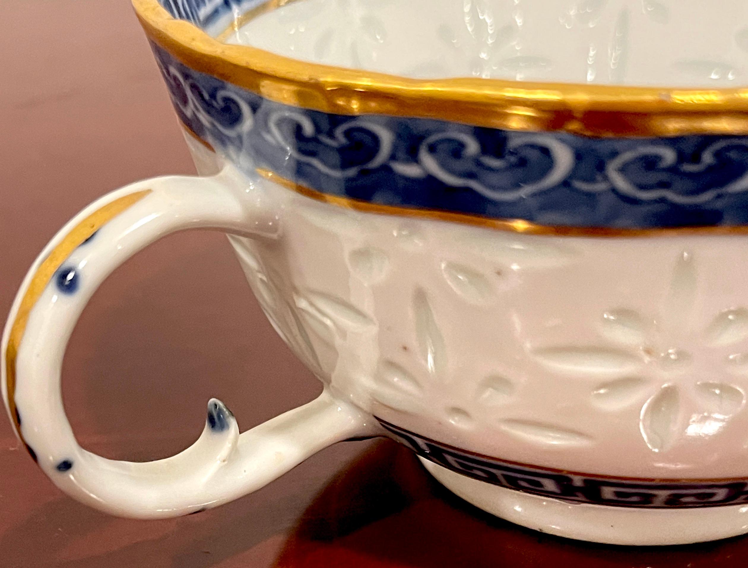 Porcelaine Paire de tasses et soucoupes « Ice Grain » de Nanking bleues et blanches, marquées Qianlong  en vente