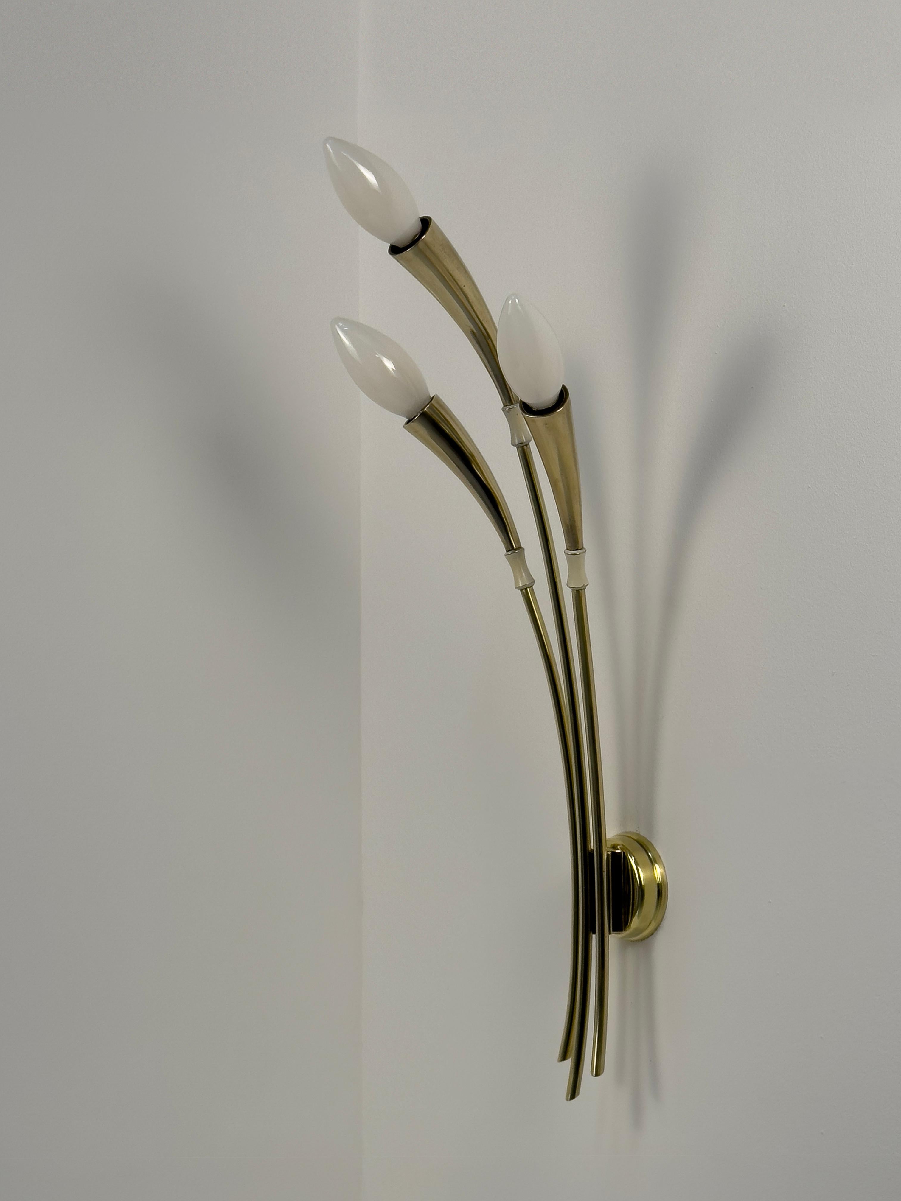 Rara coppia di applique in ottone disegnate da Oscar Torlasco per Lumi, Italia anni '50. in vendita 11