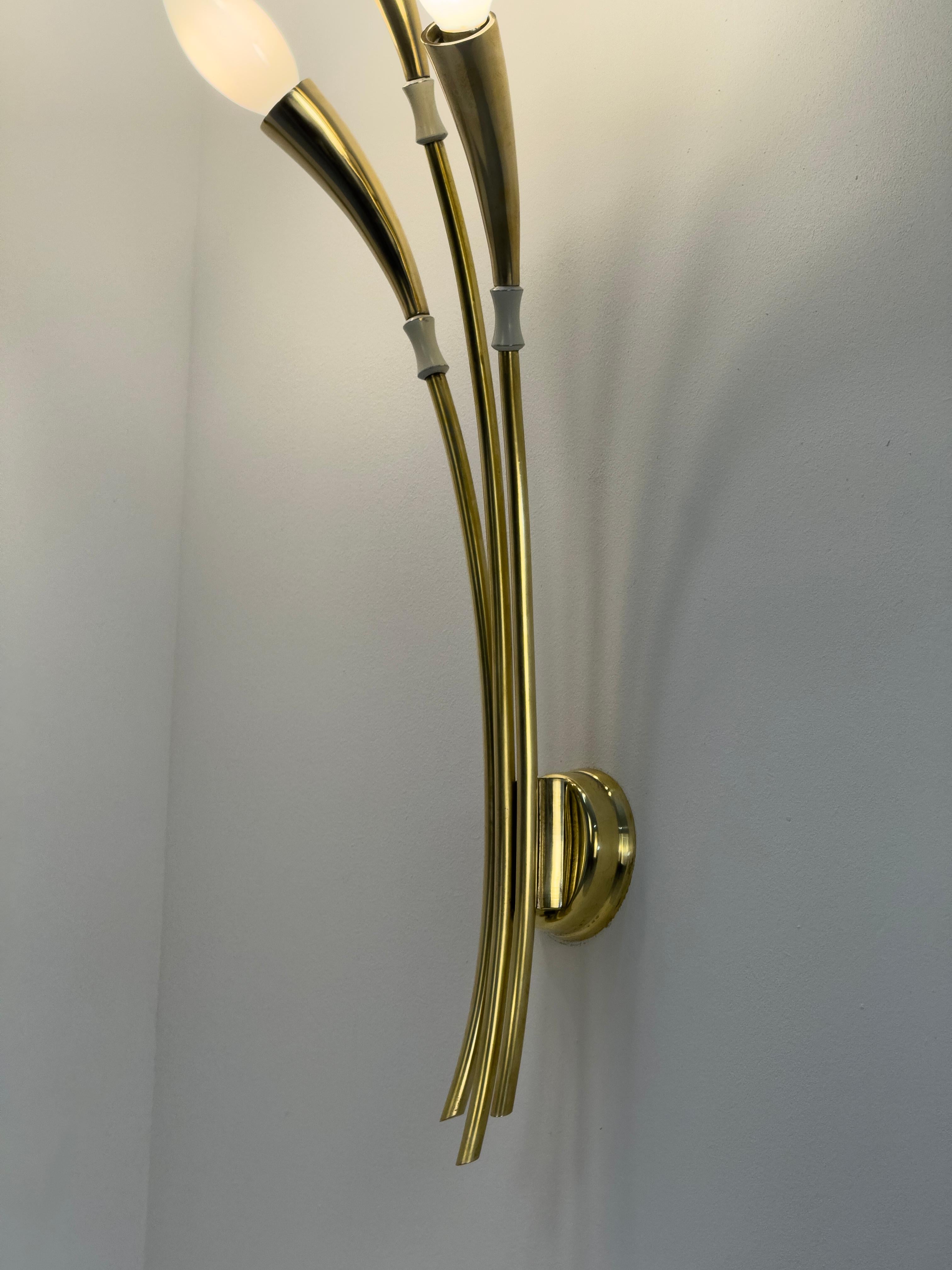 Rara coppia di applique in ottone disegnate da Oscar Torlasco per Lumi, Italia anni '50. In condizioni buone in vendita a Milano, IT