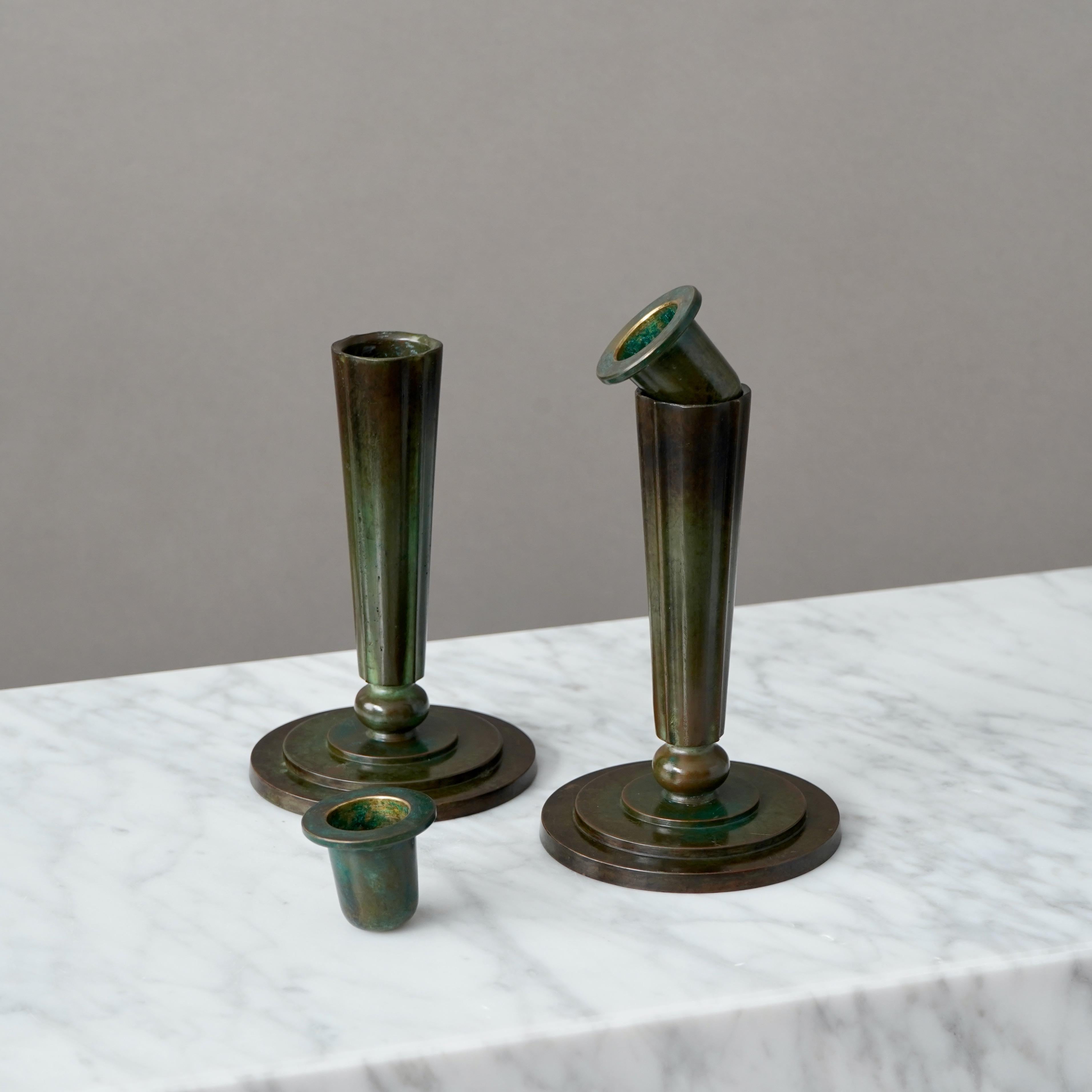Rara coppia di vasi e candelabri in bronzo Art Deco / Swedish Grace con una patina incredibile. 
Realizzata da GAB Guldsmedsaktiebolaget, Svezia, anni '30.  

Ottime condizioni, un po' di usura della patina e alcuni graffi leggeri.
Timbro 