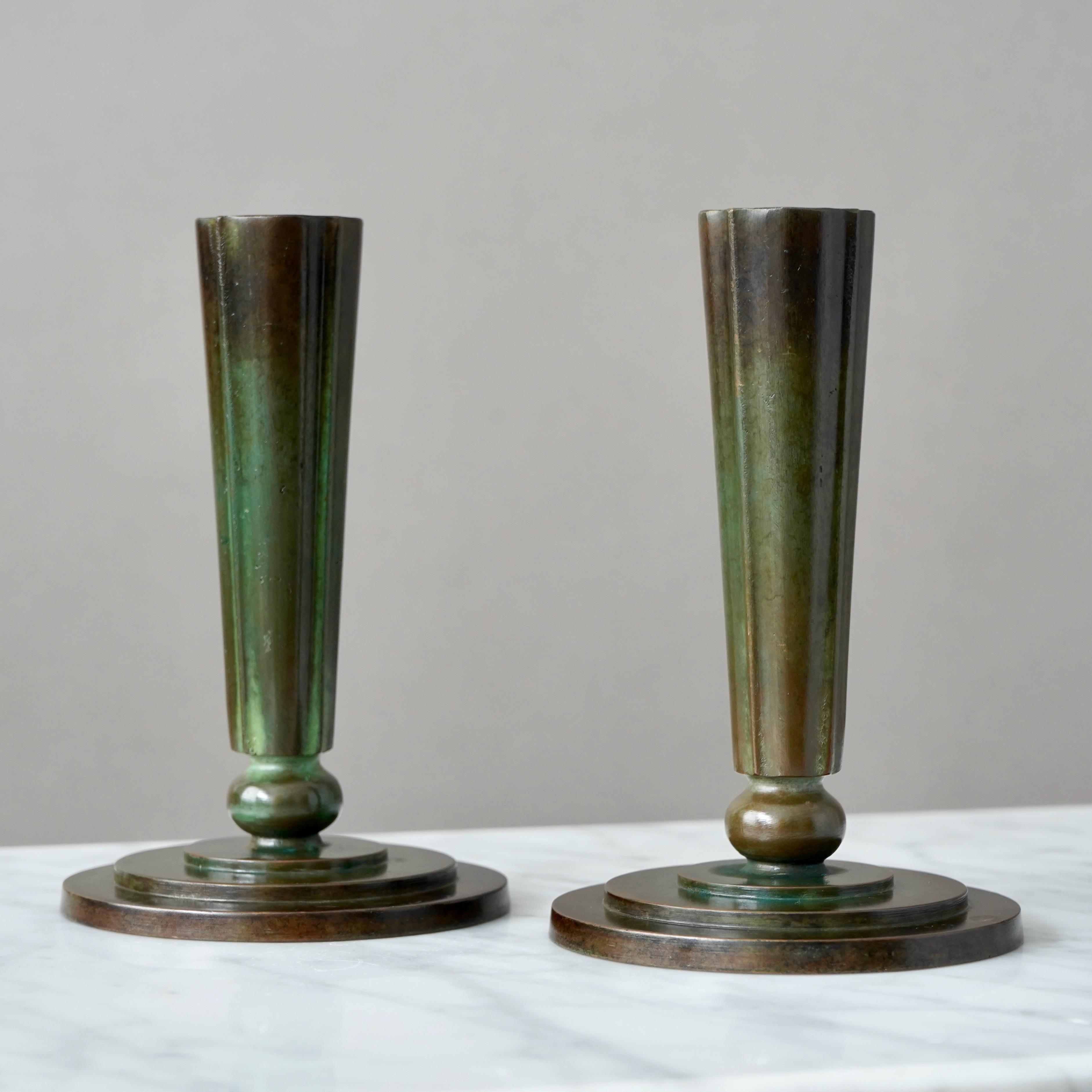 Scandinavo moderno Rara coppia di vasi e candelabri Art Déco in bronzo di GAB, Svezia, anni '30 in vendita