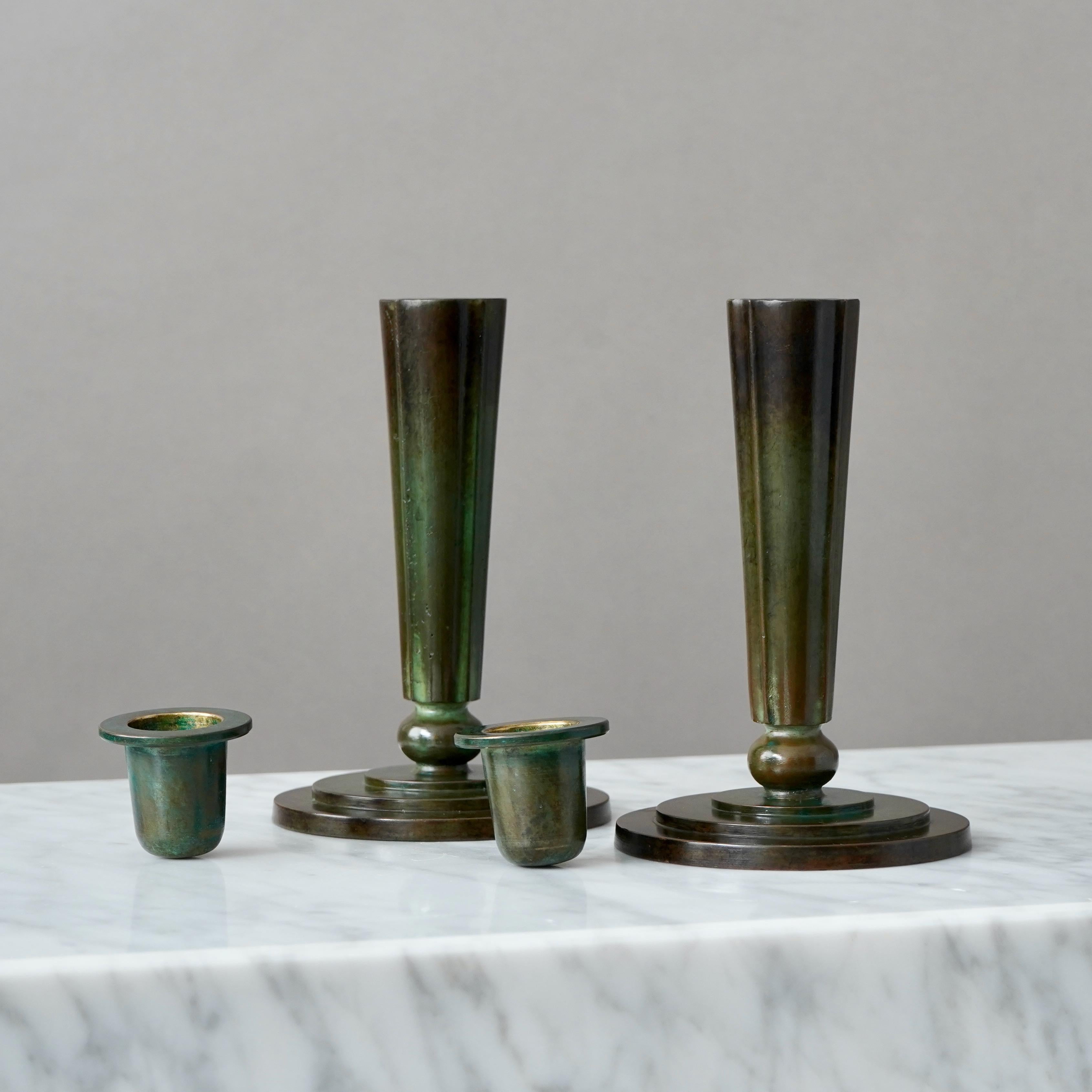 Svedese Rara coppia di vasi e candelabri Art Déco in bronzo di GAB, Svezia, anni '30 in vendita