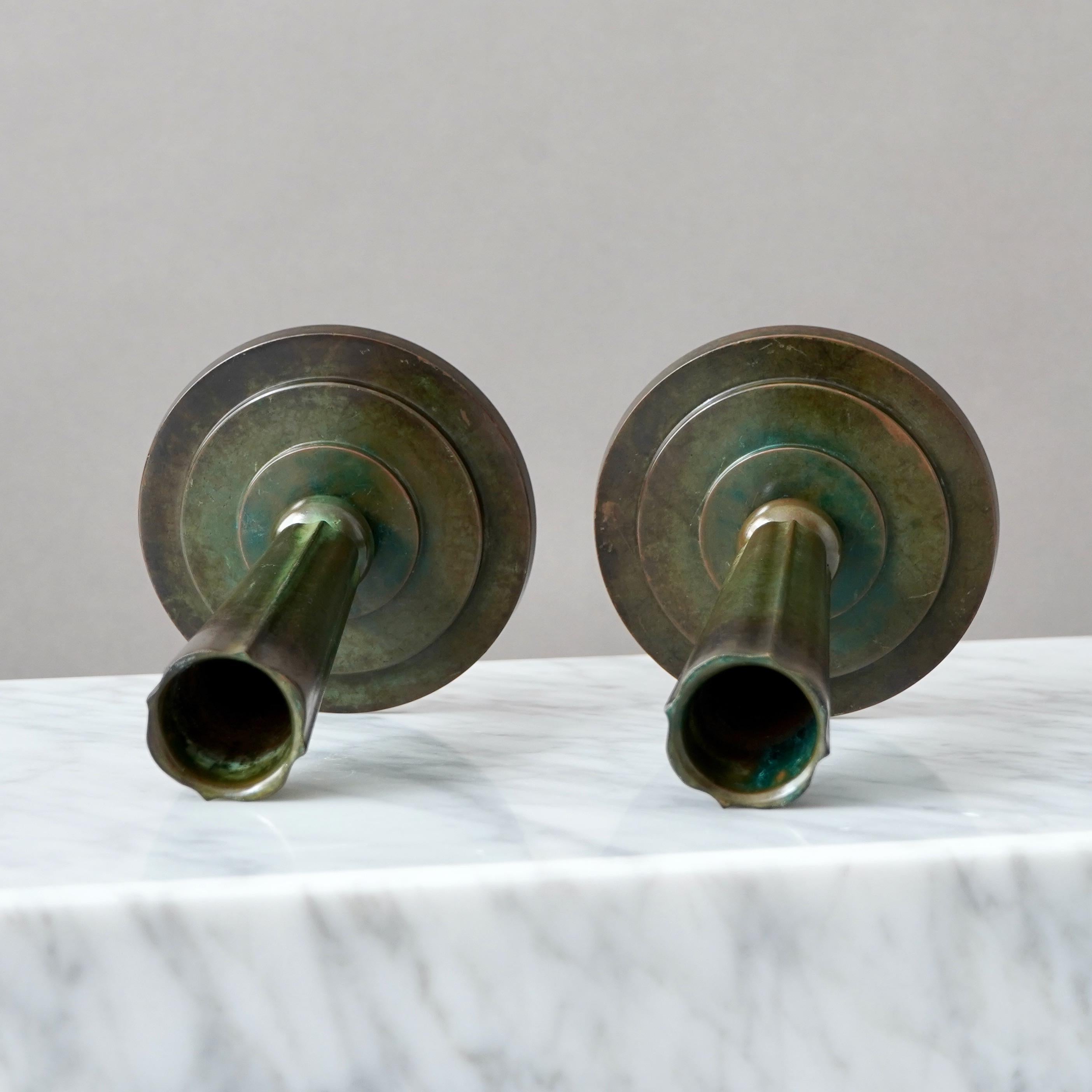 Rara coppia di vasi e candelabri Art Déco in bronzo di GAB, Svezia, anni '30 In condizioni buone in vendita a Malmö, SE