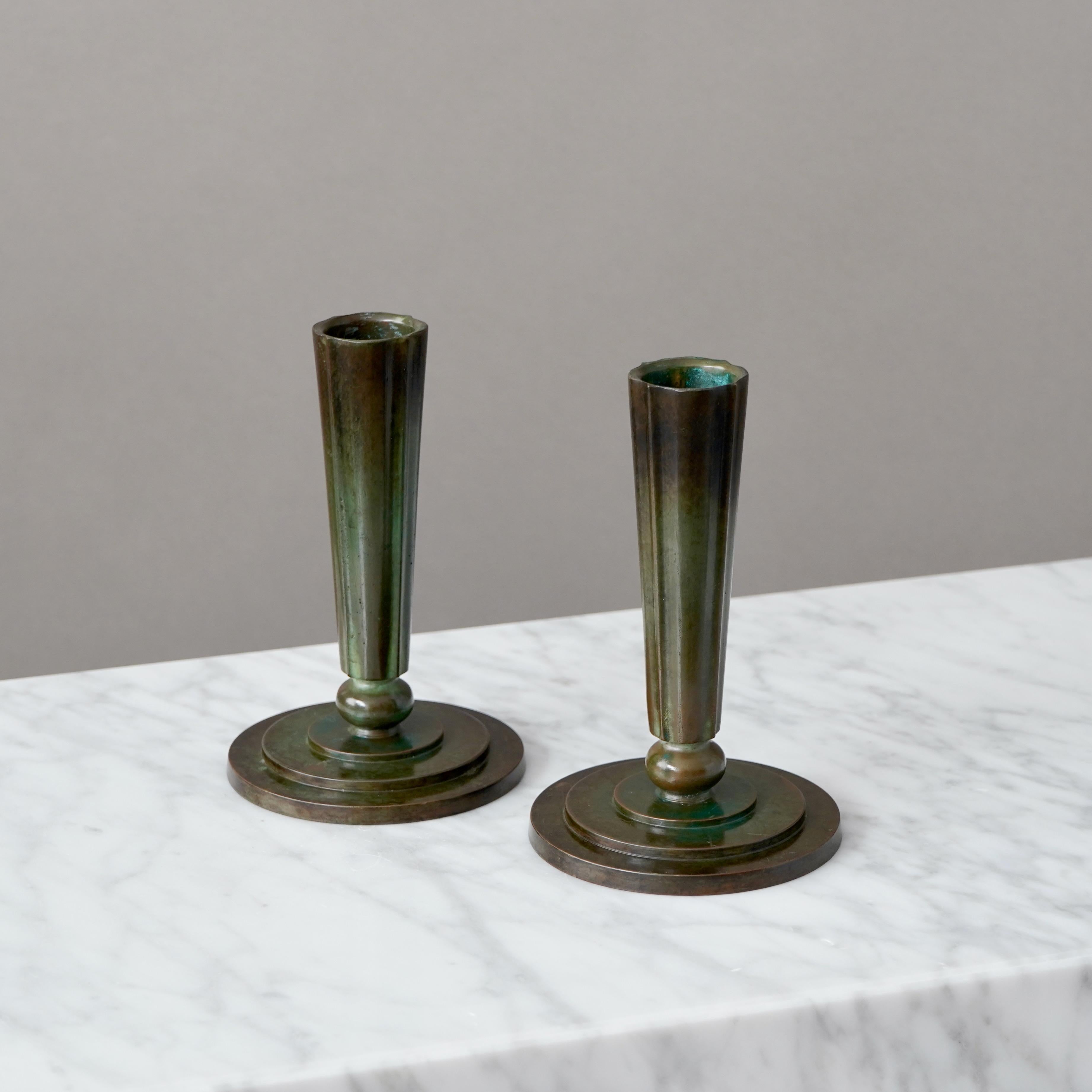 Bronzo Rara coppia di vasi e candelabri Art Déco in bronzo di GAB, Svezia, anni '30 in vendita