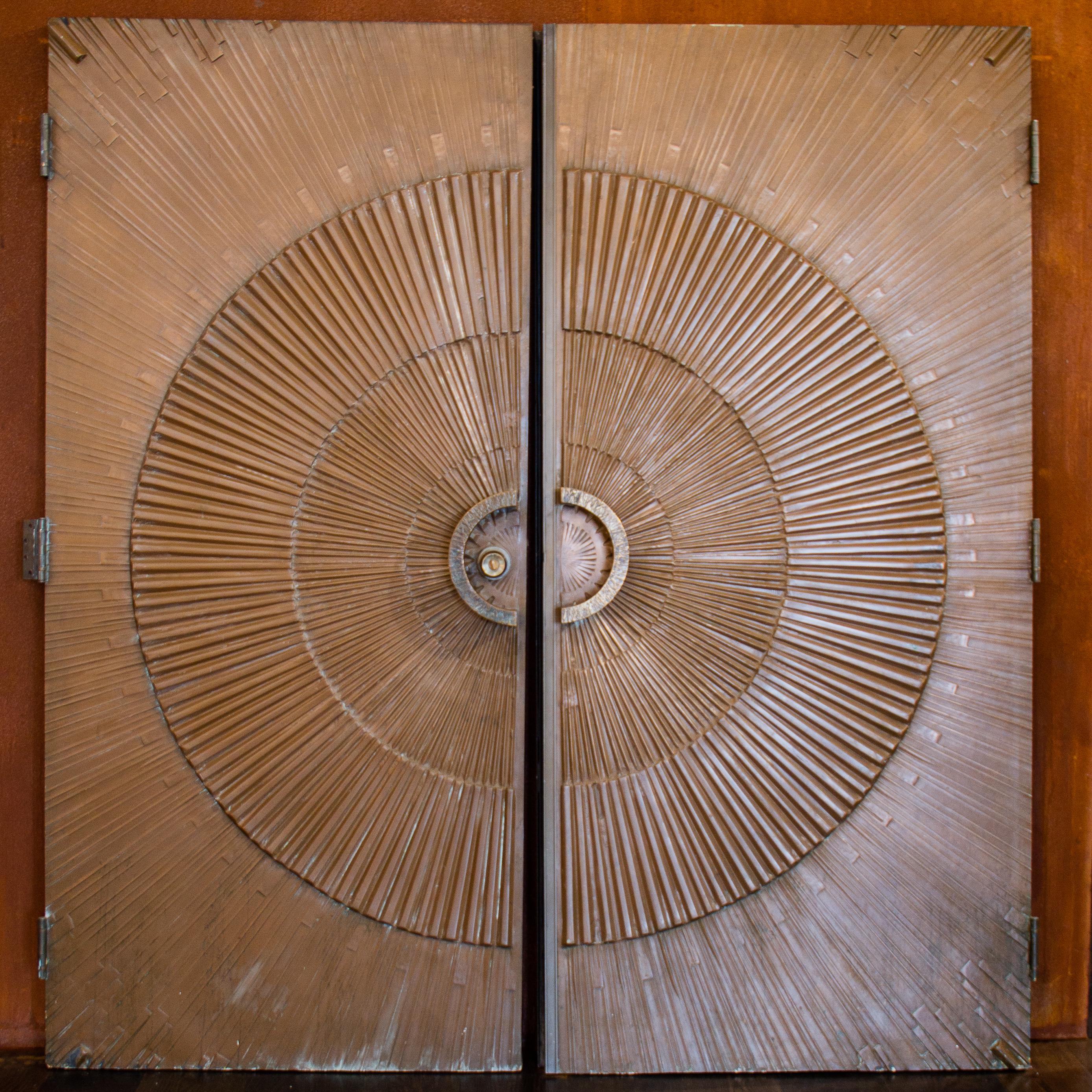 Brutalisme Paire rare de portes recouvertes de bronze Sunburst, 1971