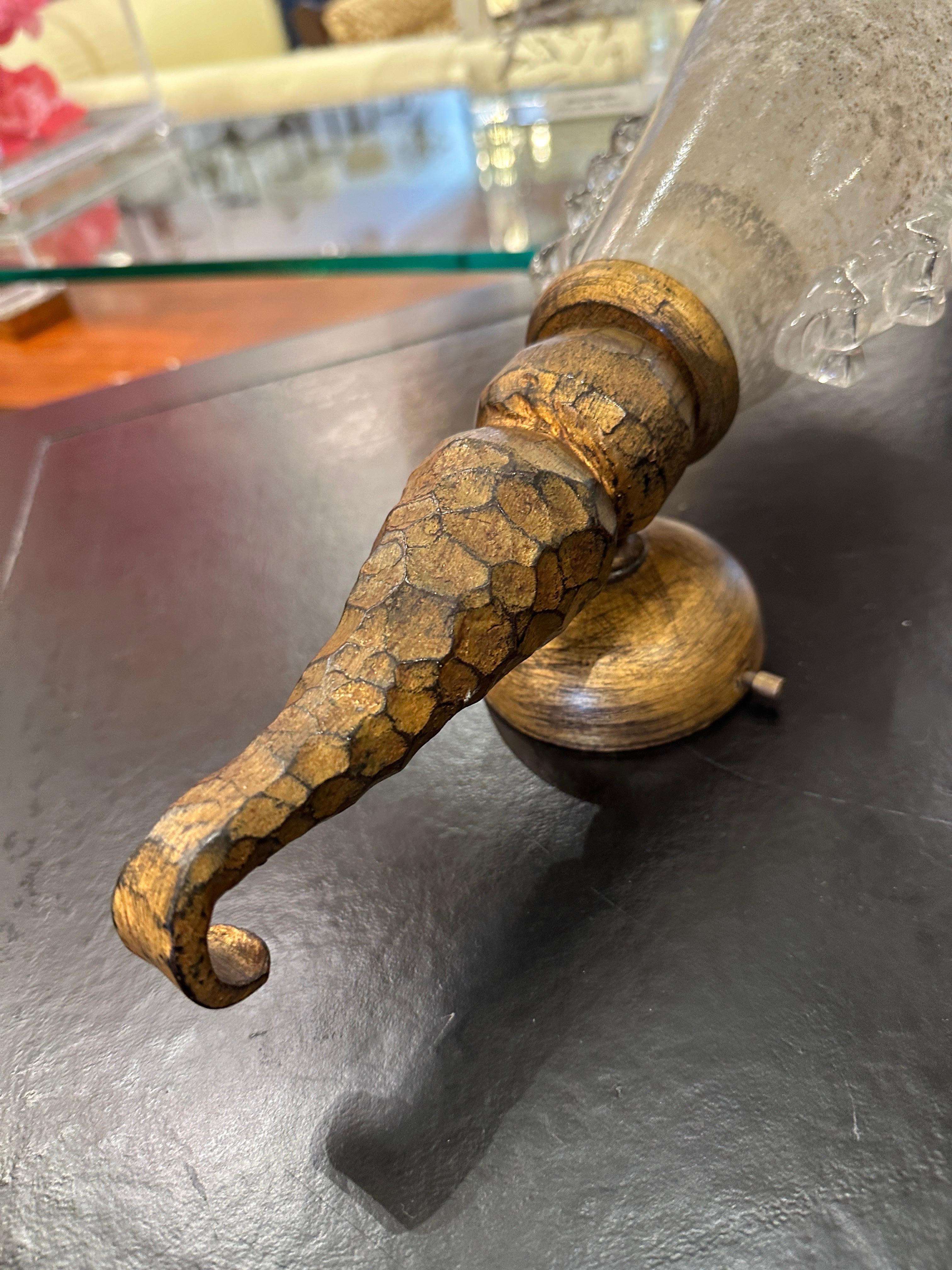 Estos apliques antorcha de bronce martillado y cristal de Murano escavado etiquetados Banci Firenze son muy del estilo de la obra de Garouste & Bonetti.  Son importantes, pesados y están en un maravilloso estado de pátina vintage.  