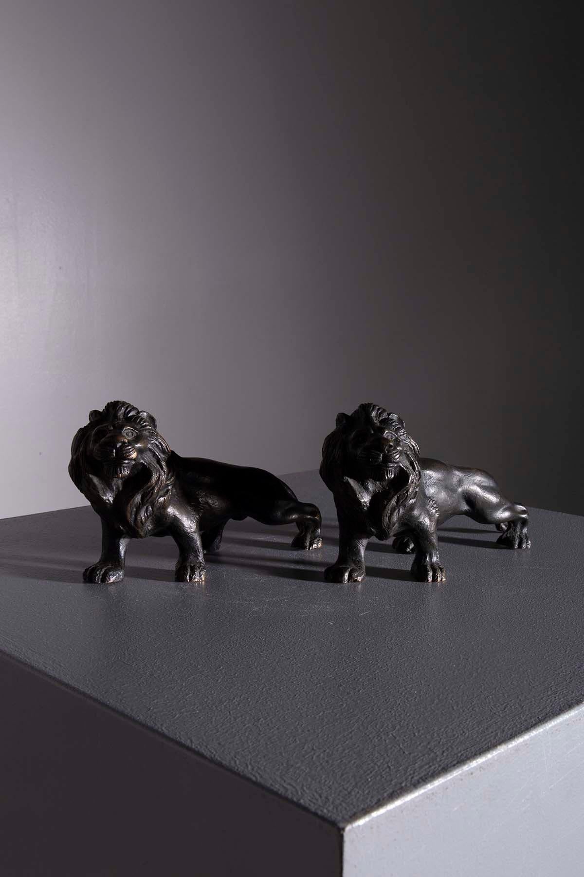 Français Rare paire de statues de lions français en bronze, années 1800 en vente