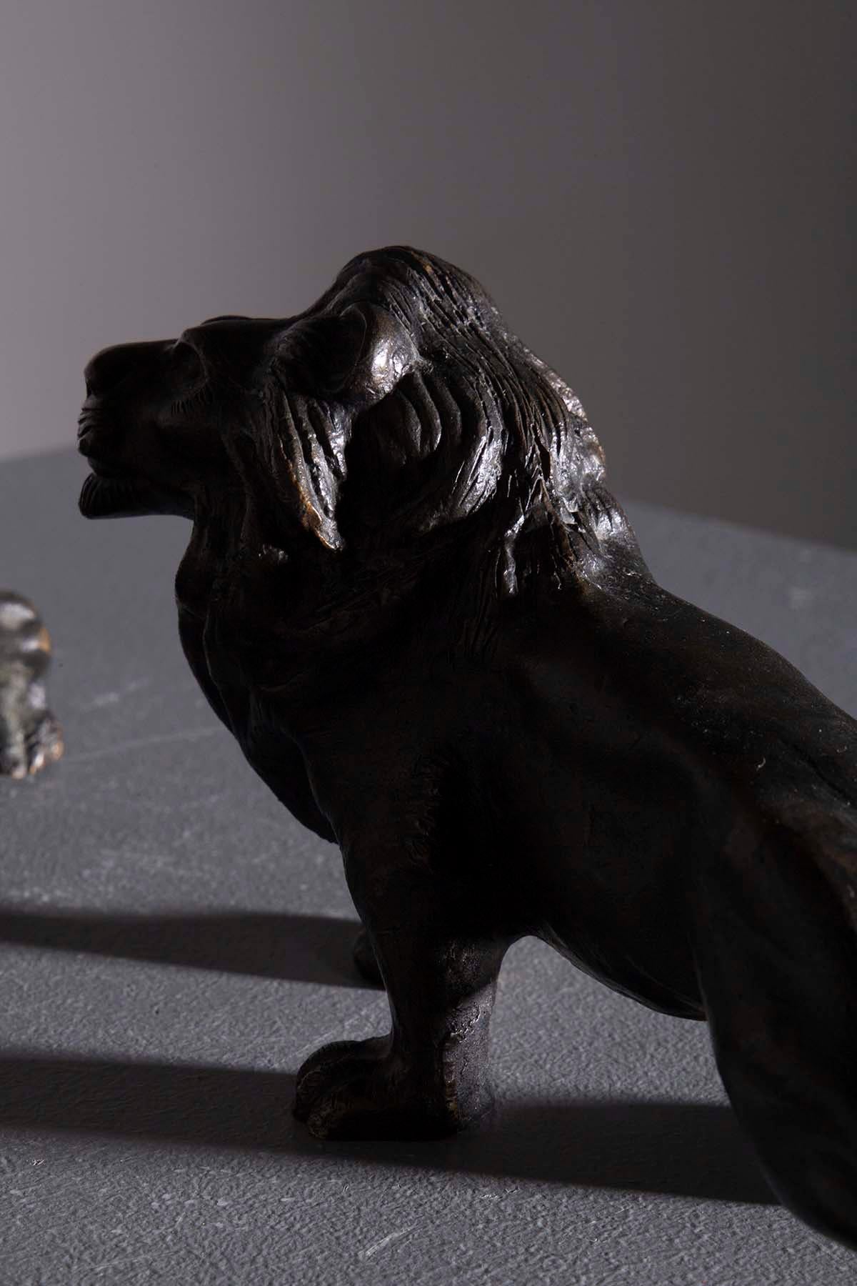 Rare paire de statues de lions français en bronze, années 1800 Bon état - En vente à Milano, IT