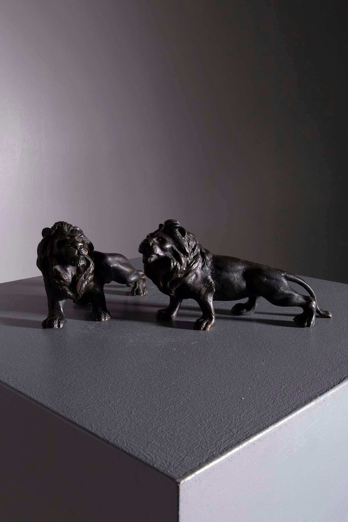 Début du XIXe siècle Rare paire de statues de lions français en bronze, années 1800 en vente