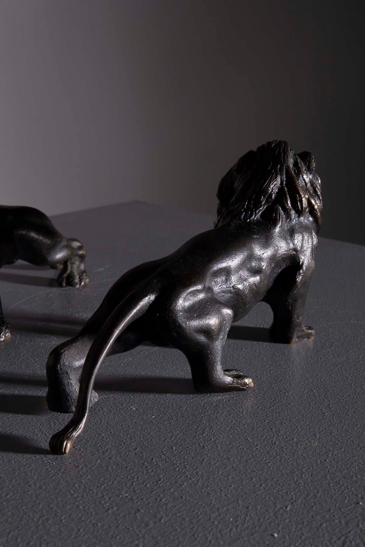 Rare paire de statues de lions français en bronze, années 1800 en vente 1