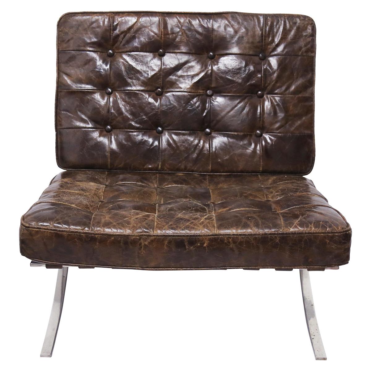 Elegantes Paar Barcelona-Stühle von Mies van der Rohe. Die Stühle sind mit braunem Leder gepolstert:: das eine schöne Patina aufweist.