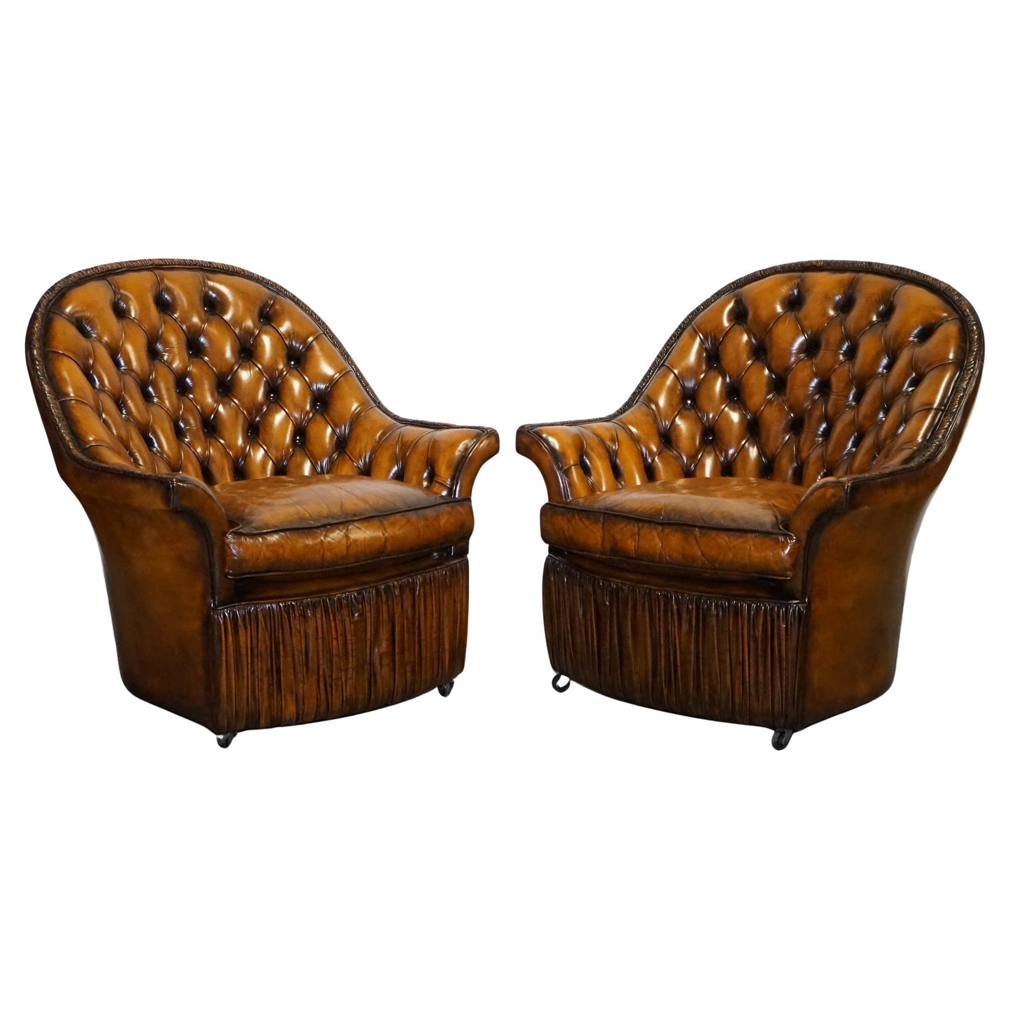 paire rare d
armoires Chesterfield en cuir marron teint à la main avec devanture plissée en vente