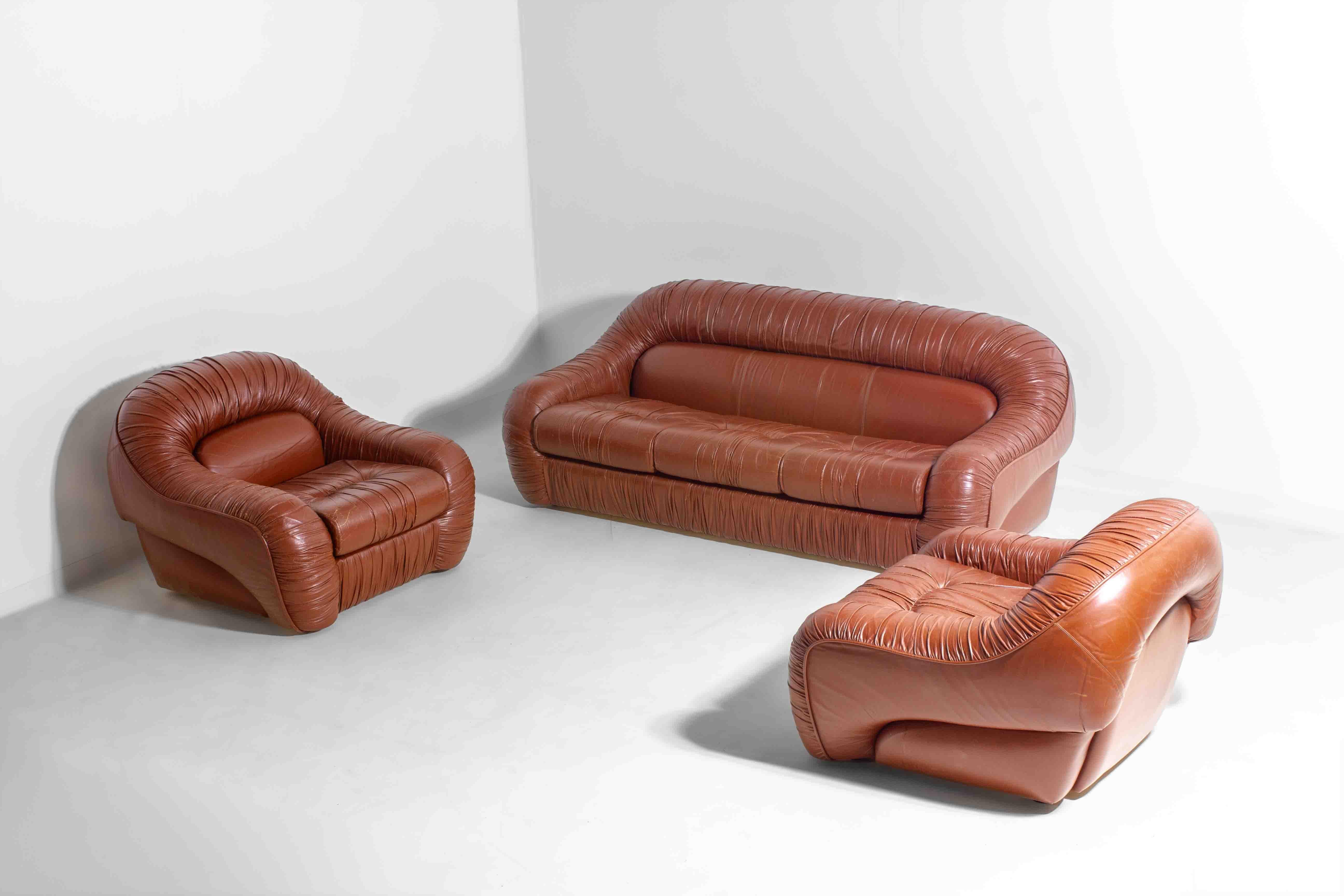 Ces deux chaises longues font partie de la série Capriccio, conçue en Italie par George Bighinello pour Eurosalotto dans les années 1970. Conçus avec des lignes pleines et arrondies et un cuir brun froissé qui leur donne un aspect doux et