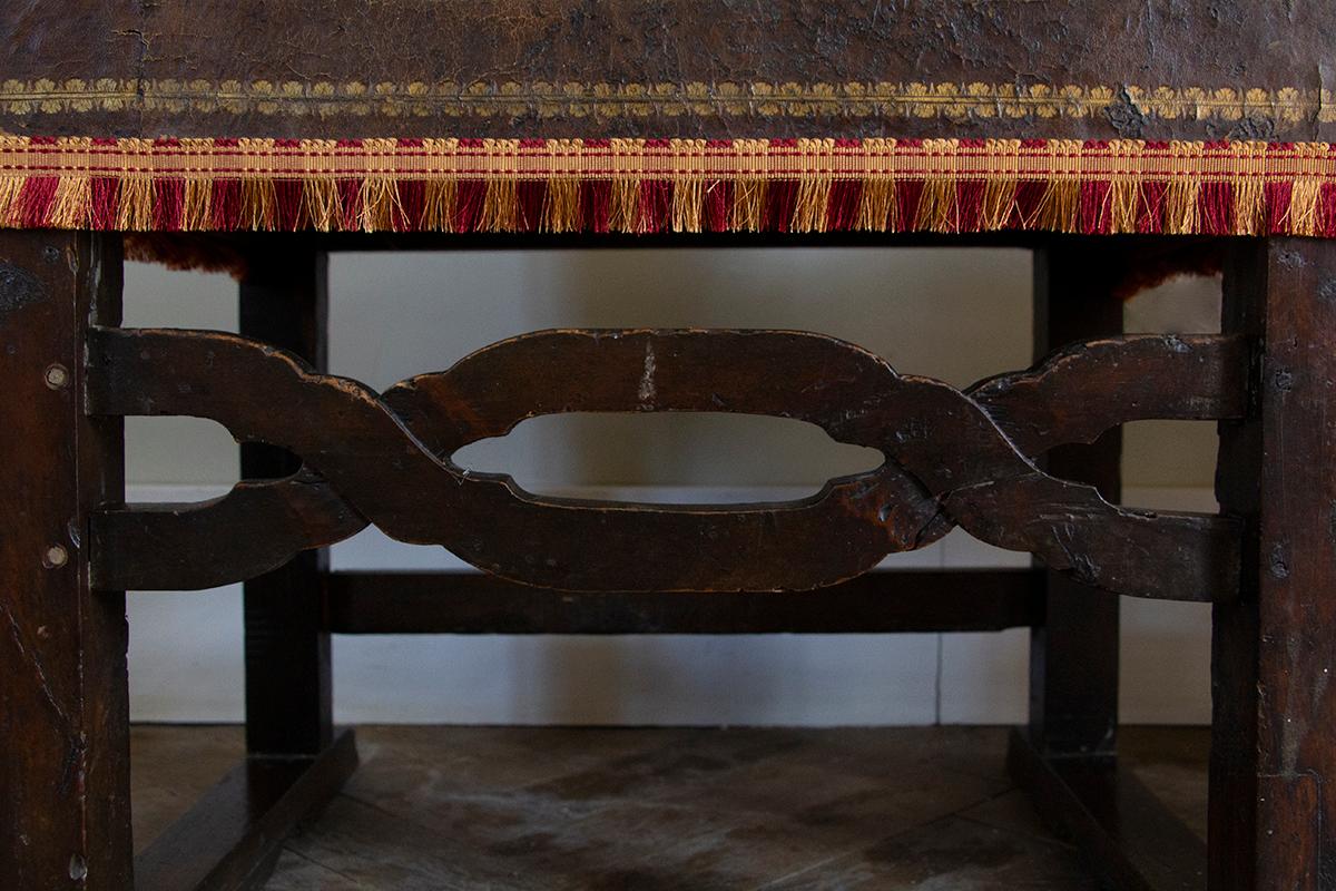 18th Century and Earlier Rare Pair of Carved Wood and Leather Seignorial Thrones, 17th Century