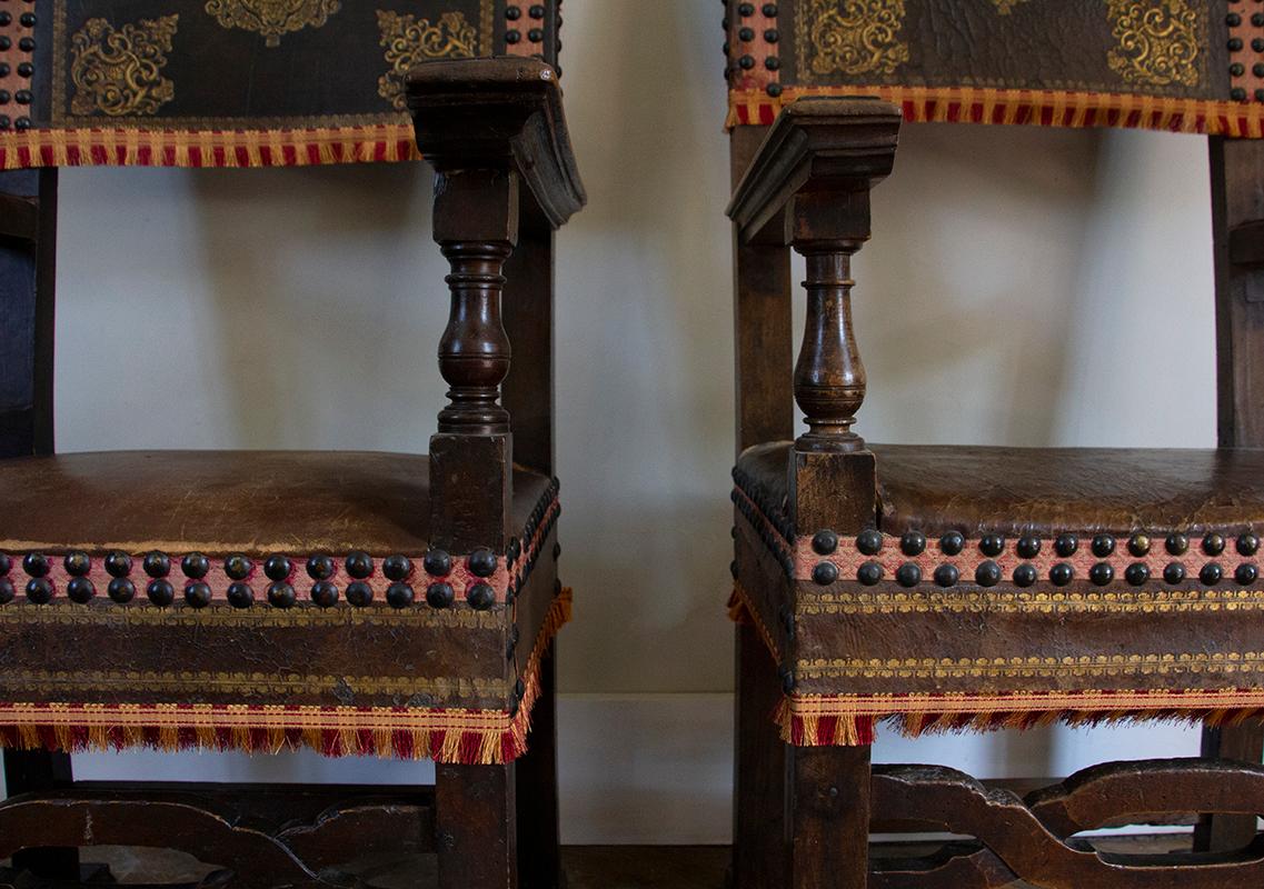 Rare Pair of Carved Wood and Leather Seignorial Thrones, 17th Century 1