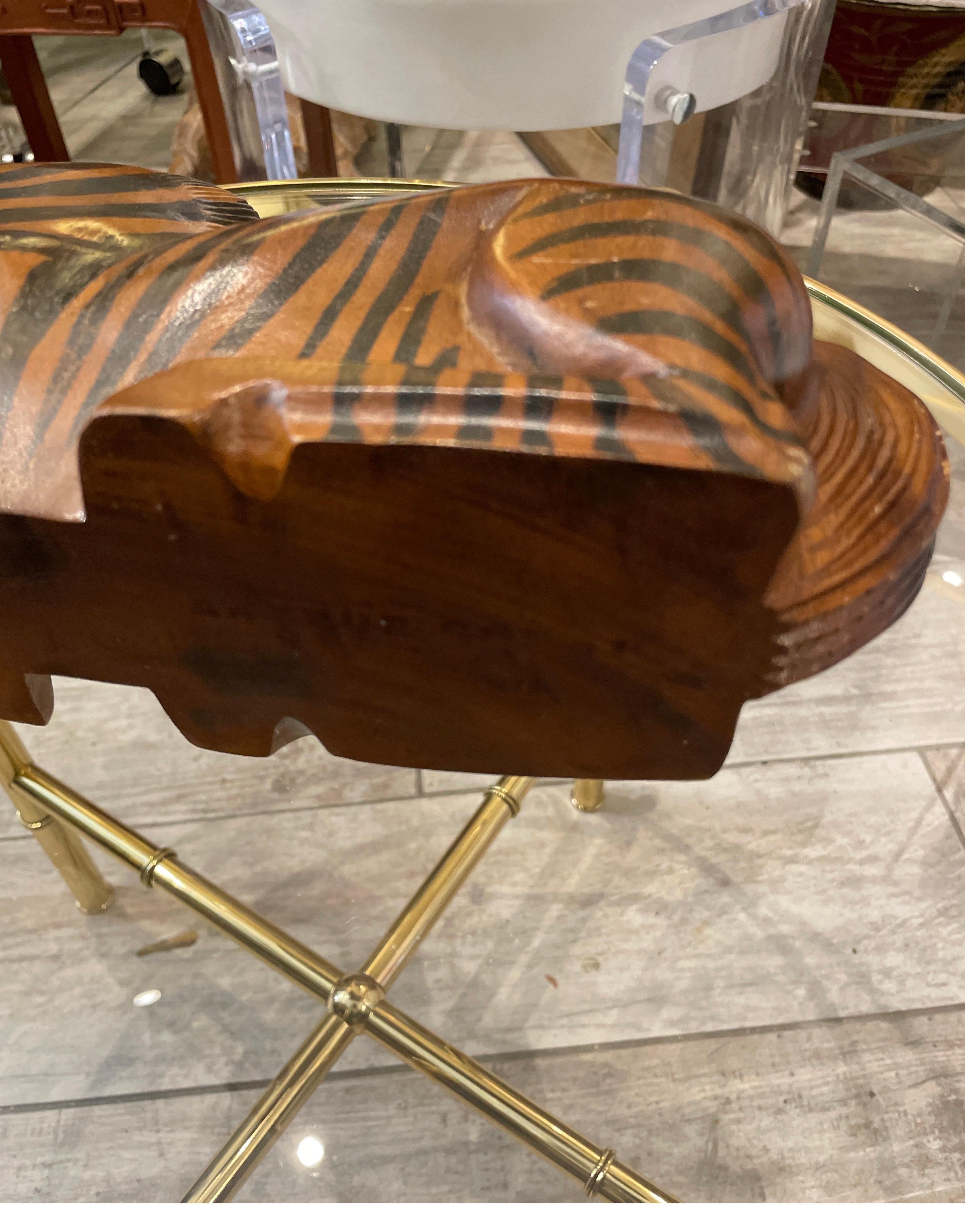 Rara coppia di sculture di zebra in legno intagliato di Arthur Court in vendita 5