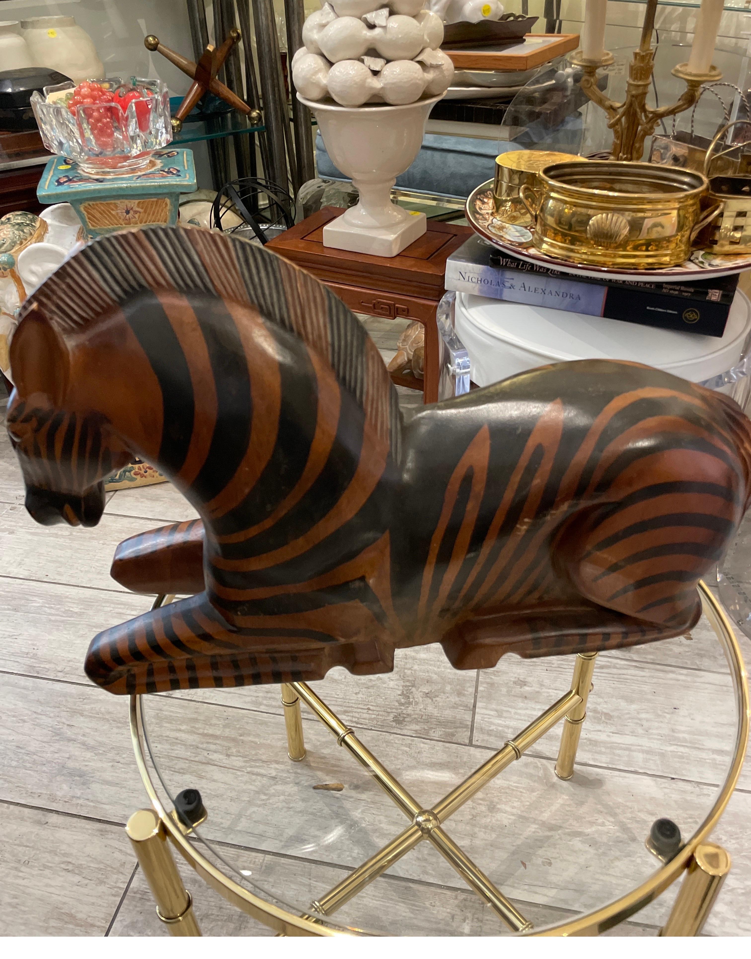 XX secolo Rara coppia di sculture di zebra in legno intagliato di Arthur Court in vendita