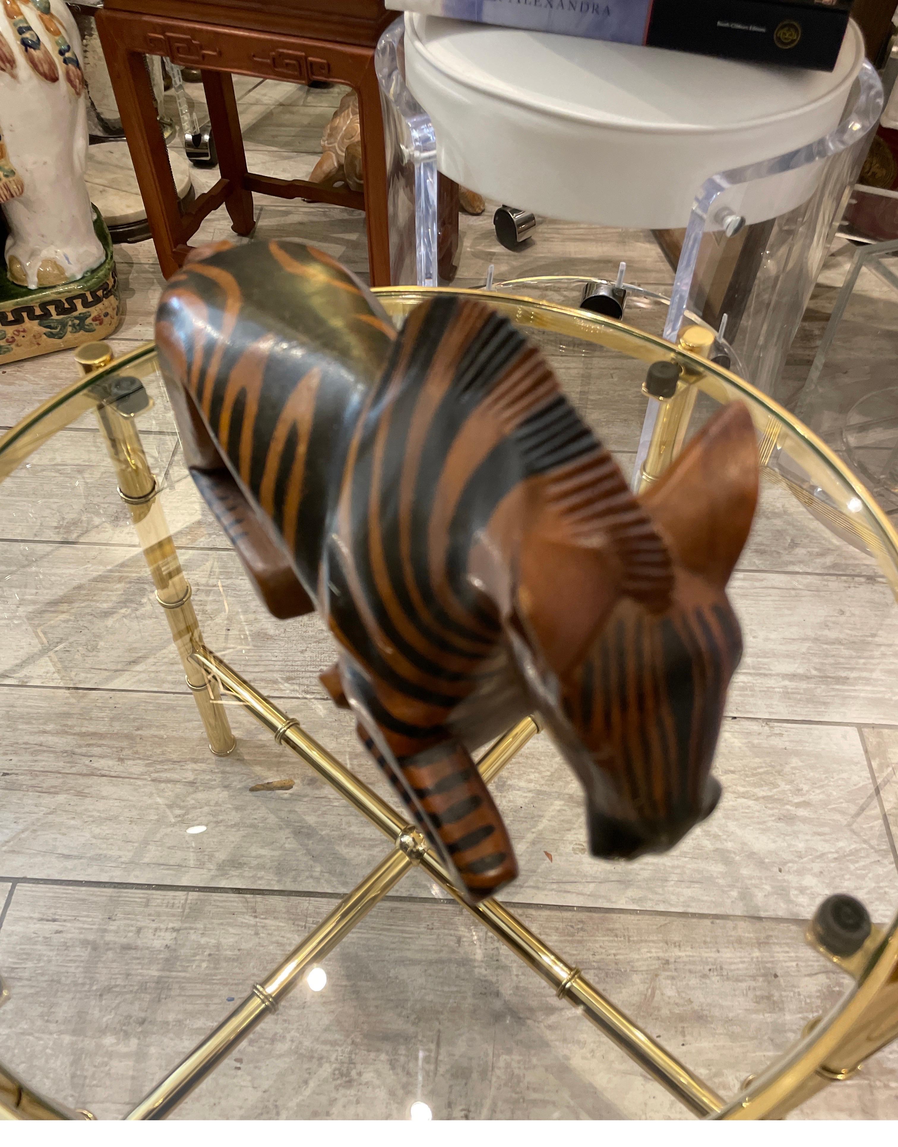 Rara coppia di sculture di zebra in legno intagliato di Arthur Court in vendita 1
