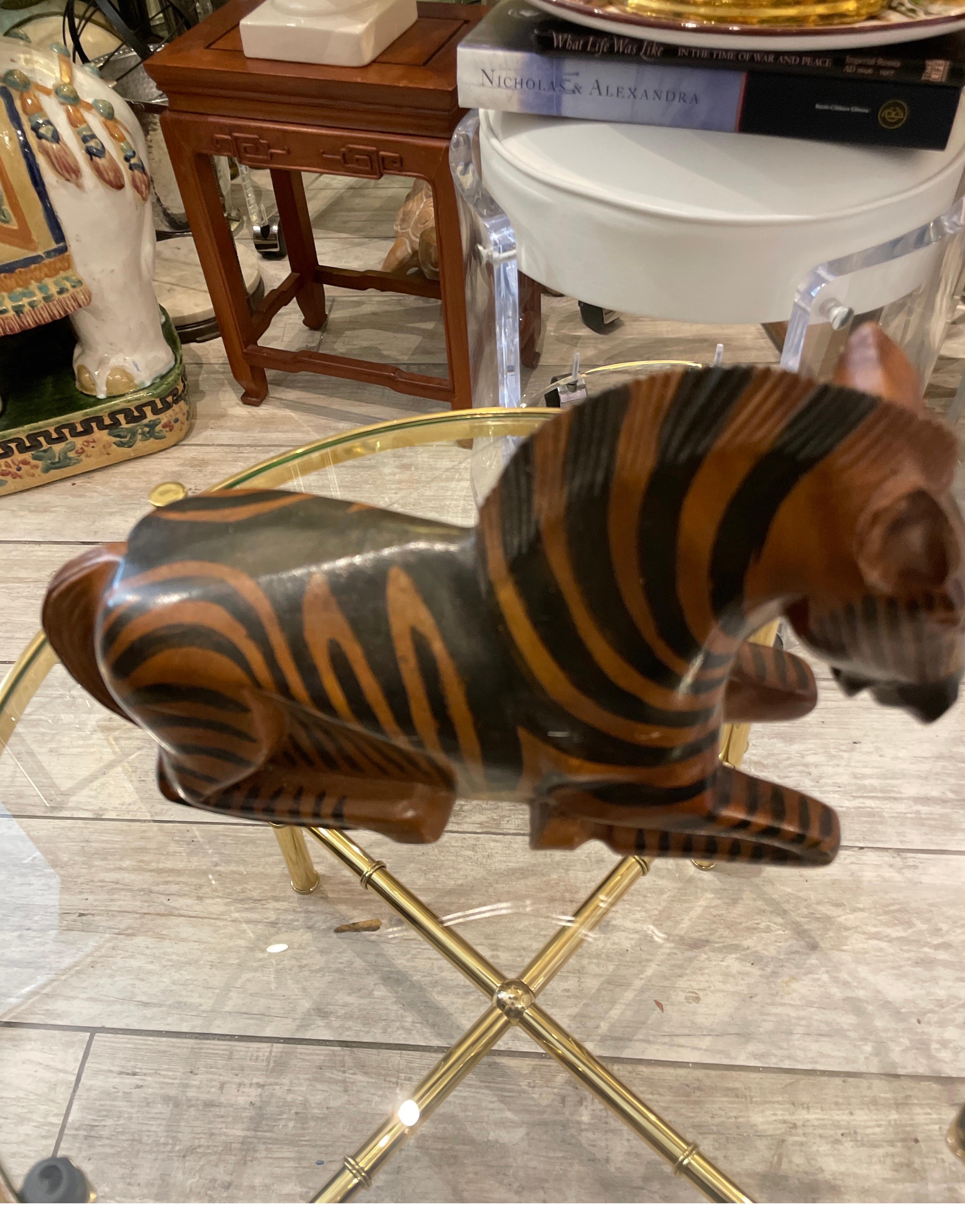 Rara coppia di sculture di zebra in legno intagliato di Arthur Court in vendita 2