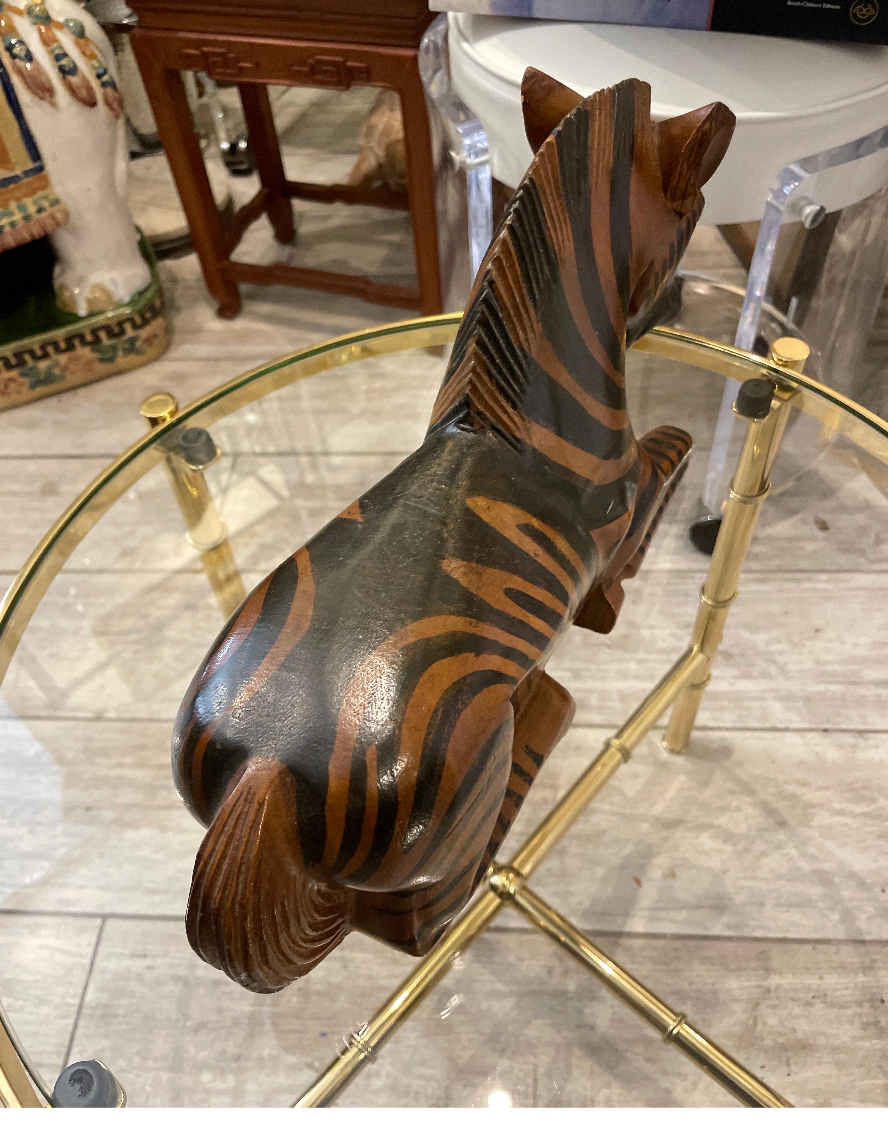 Rara coppia di sculture di zebra in legno intagliato di Arthur Court in vendita 3