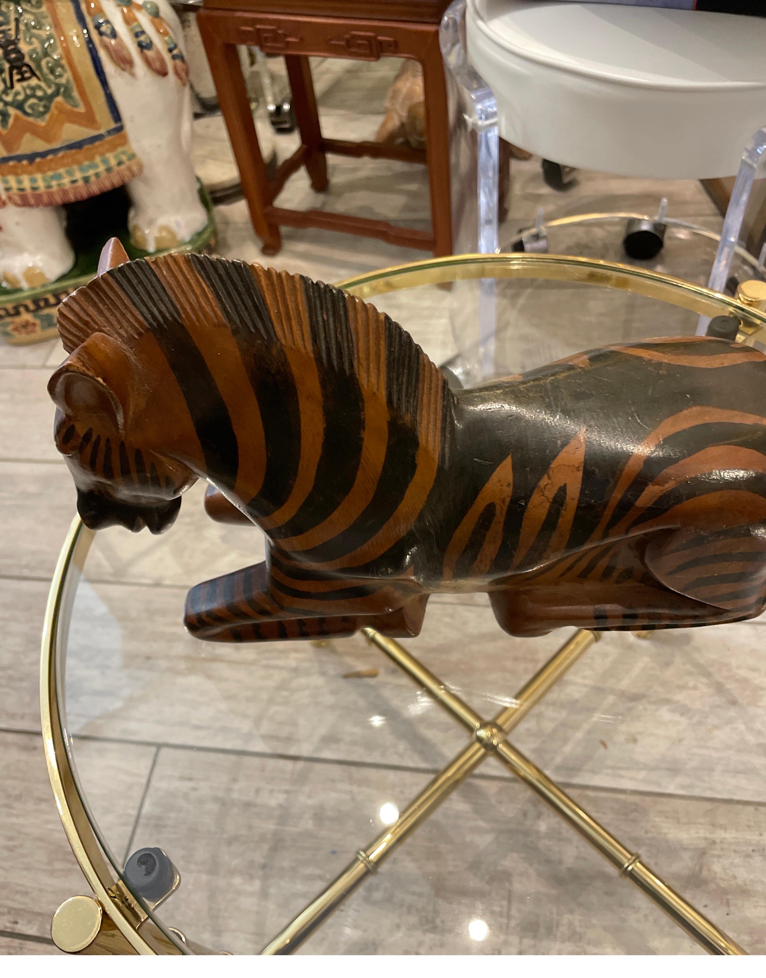 Rara coppia di sculture di zebra in legno intagliato di Arthur Court in vendita 4