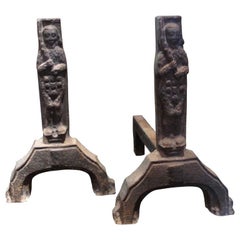 Rare paire de chenets en fonte de la période gothique avec décoration d'hommes sauvages