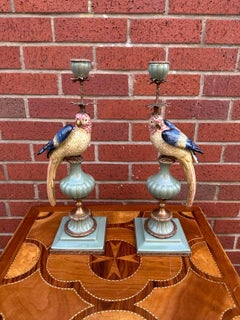 Rare paire de candélabres en porcelaine céladon représentant des perroquets exotiques, avec des montures en bronze doré
