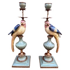 Rare paire de candélabres en porcelaine céladon représentant des perroquets exotiques, avec des montures en bronze doré