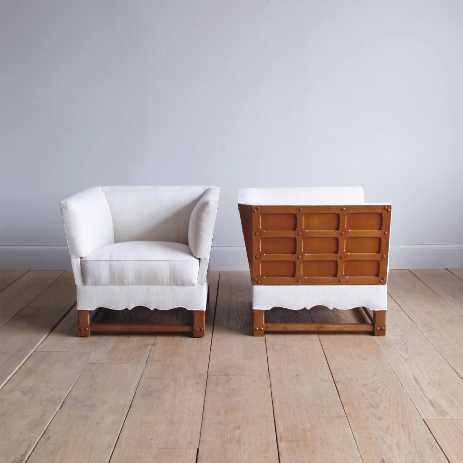 Elias Barup was the first furniture designer for Gärsnäs AB in Sweden. This would have been one of his first designs for them, in the 1930s. Upholstered in a gorgeous vintage hemp linen.

      