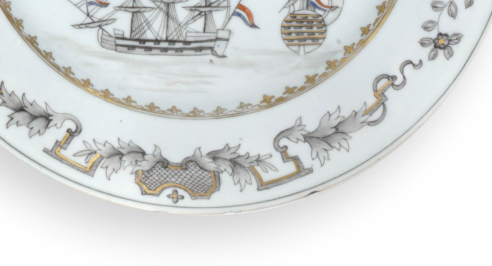 Rare Pair of Chinese Export Porcelain 'Table Bay' or 'Cape of Good Hope' Plates In Good Condition For Sale In Amsterdam, NL