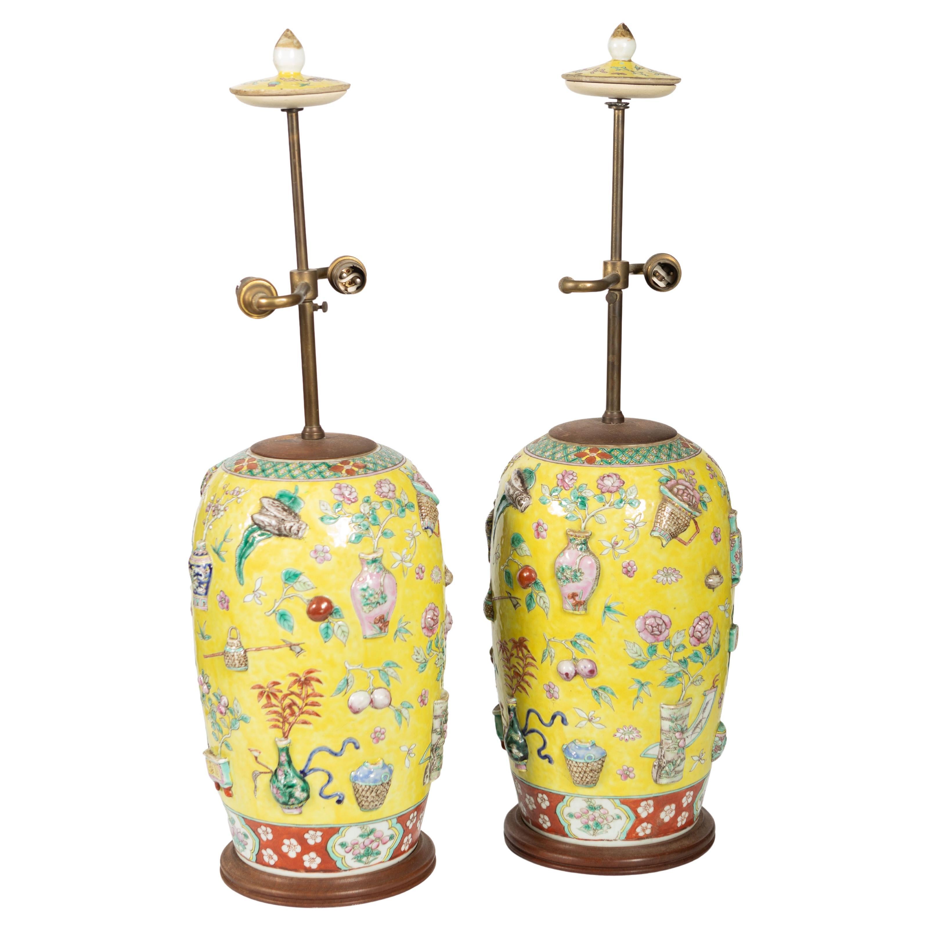 Rare paire de lampes à vase moulé en porcelaine jaune famille Qing du 19e siècle