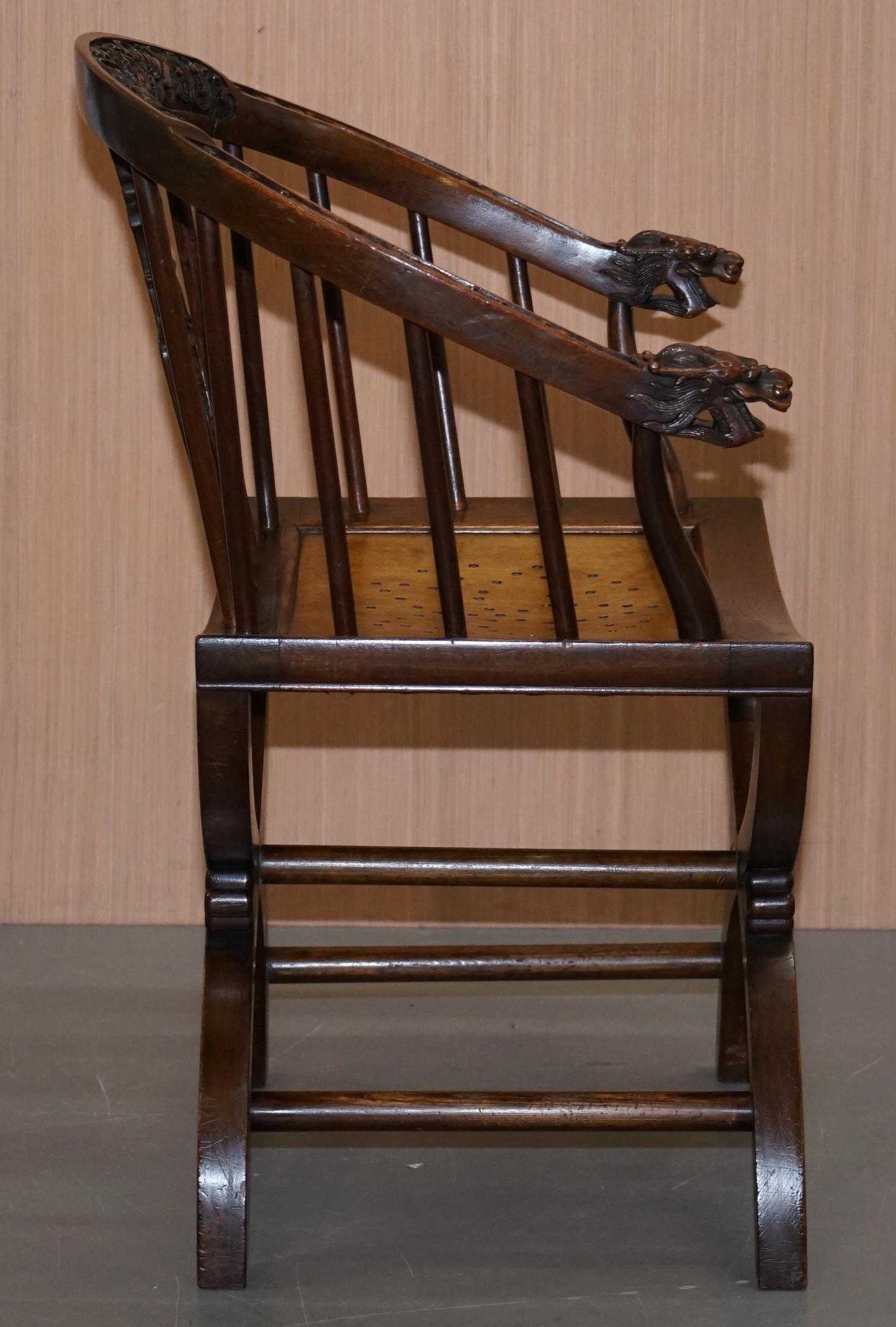 Seltenes Paar um 1900 anglo-chinesische handgeschnitzte Savonarola-Sessel Drachen im Angebot 3