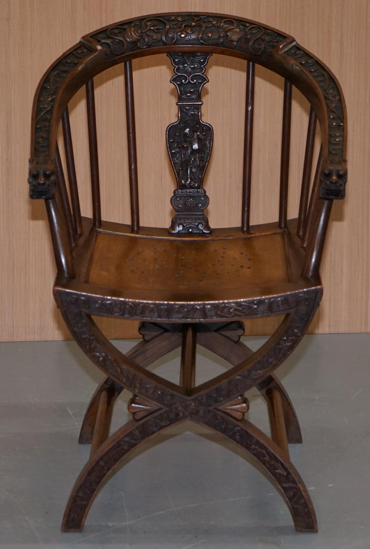 Seltenes Paar um 1900 anglo-chinesische handgeschnitzte Savonarola-Sessel Drachen (Anglo-japanisch) im Angebot