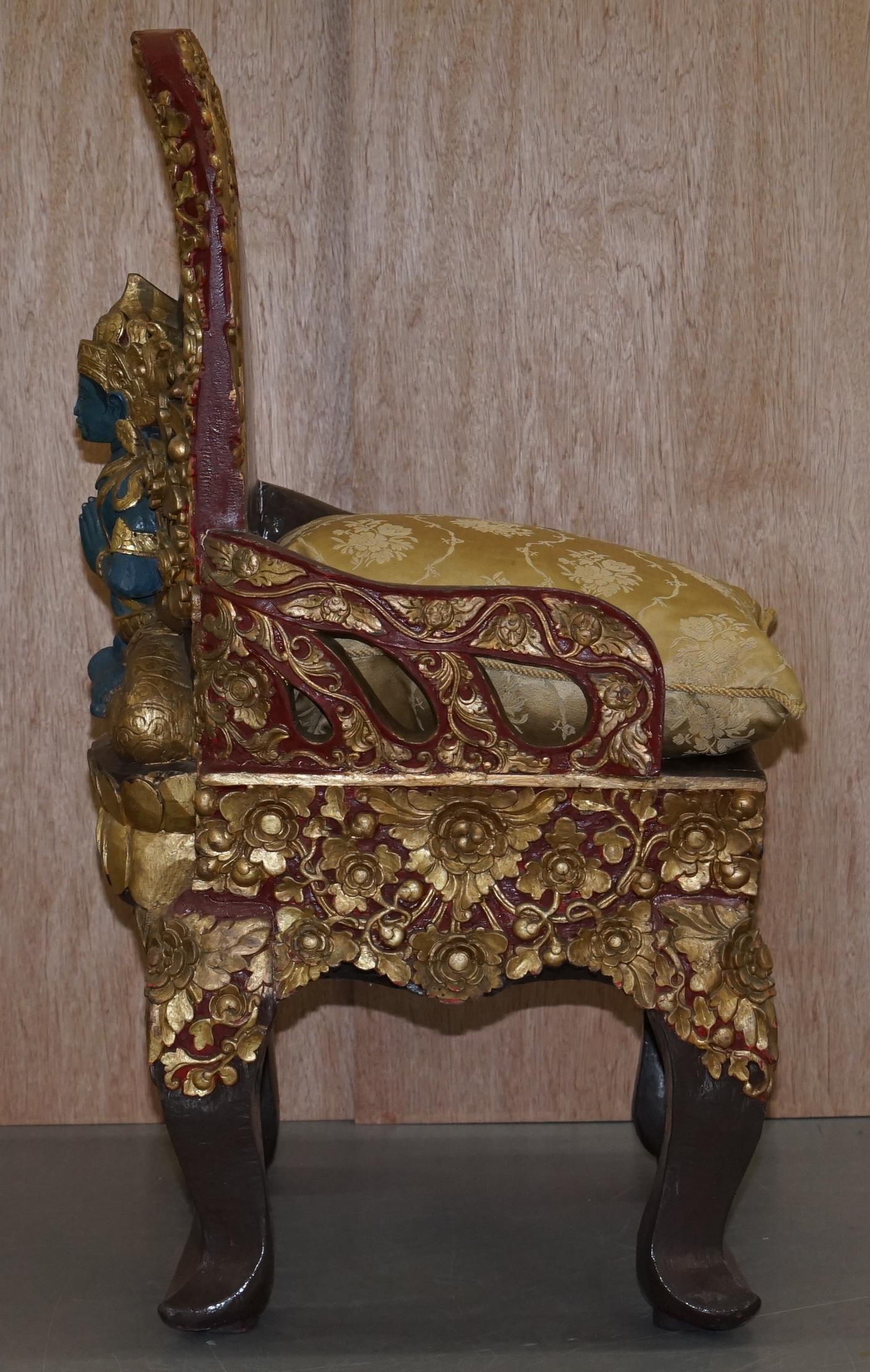 Rare paire de chaises de cérémonie tibétaines circa 1900 Bouddha Nyingma sculpté dans le dossier en vente 3