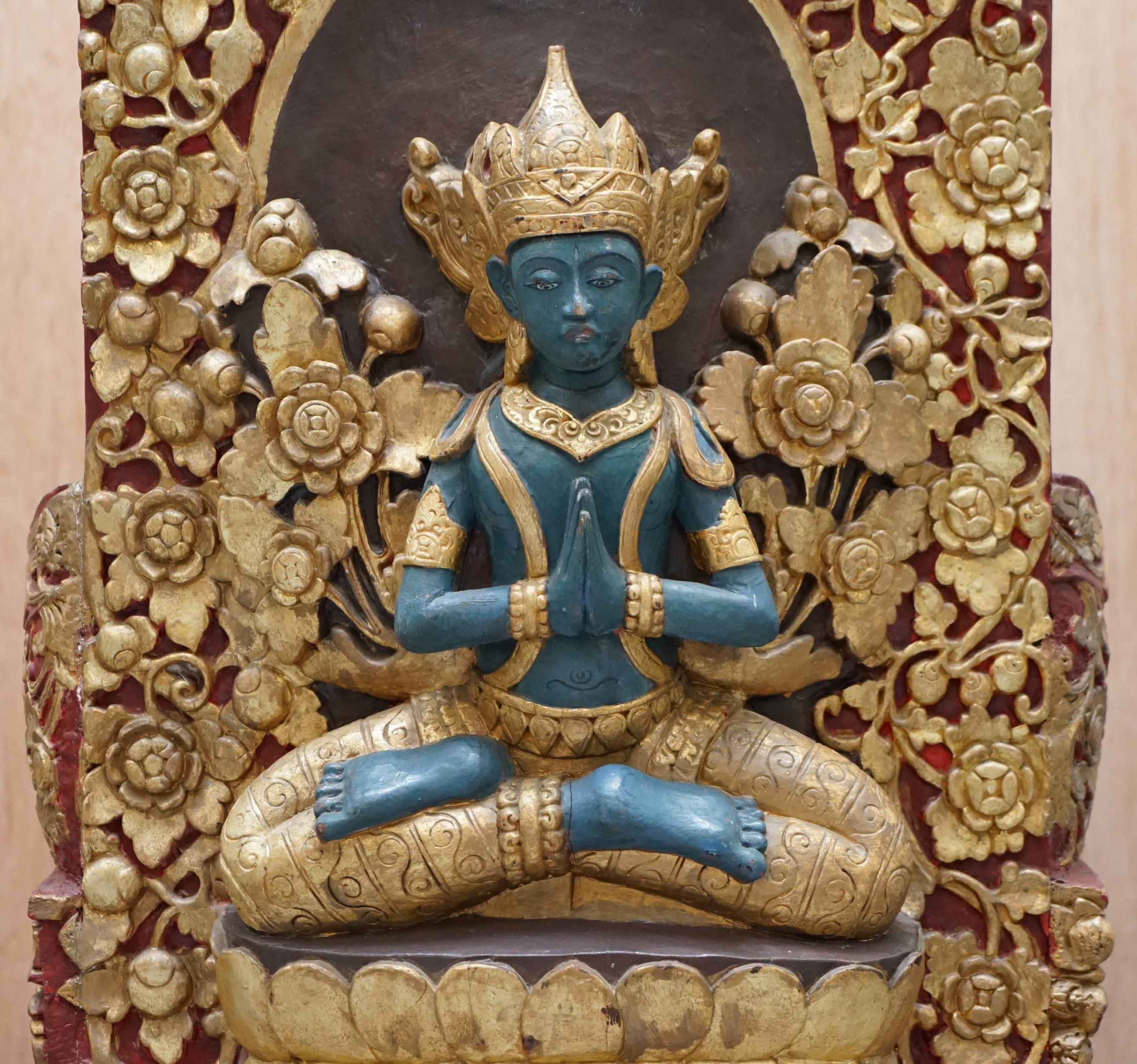 Rare paire de chaises de cérémonie tibétaines circa 1900 Bouddha Nyingma sculpté dans le dossier en vente 5