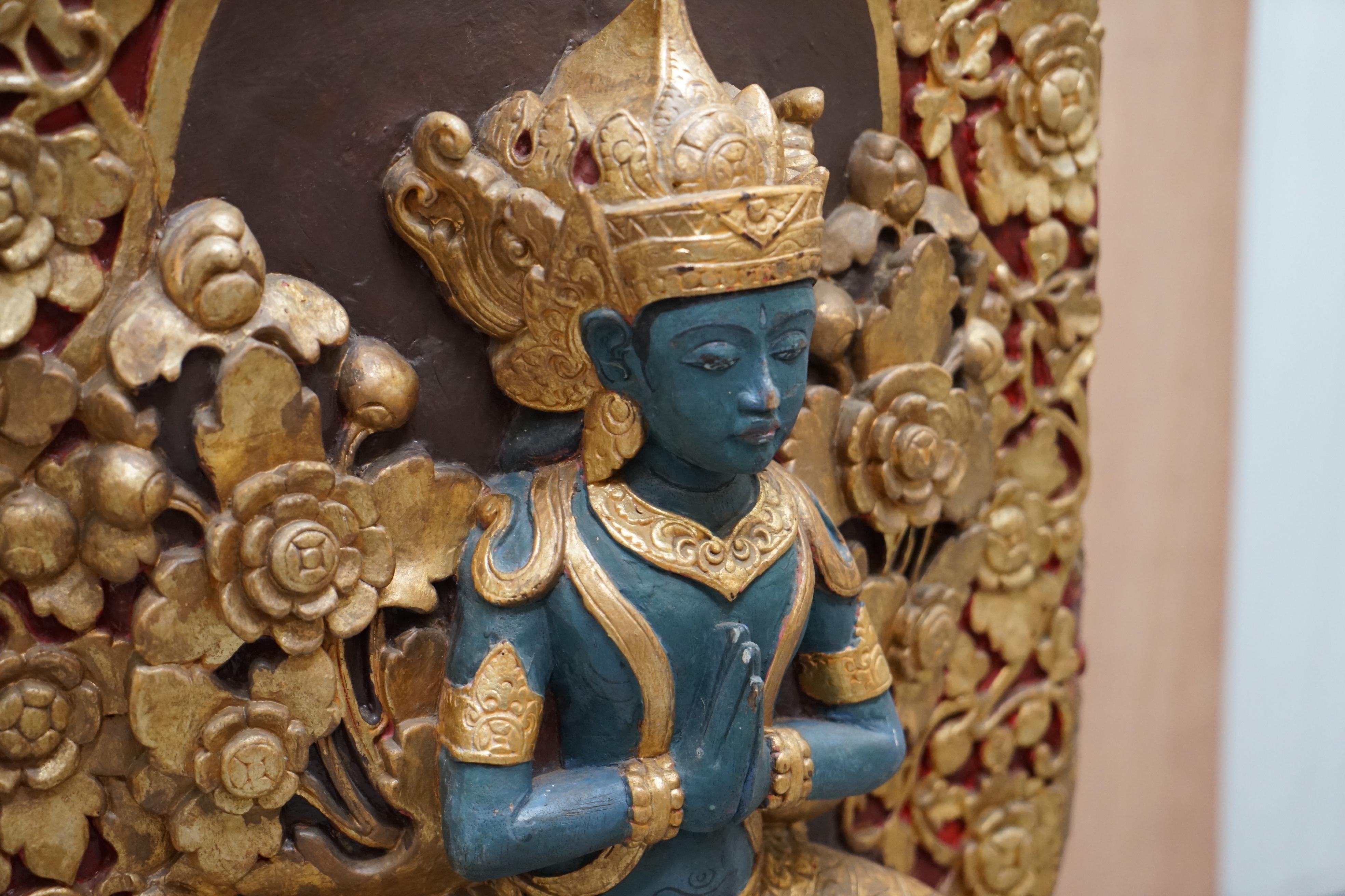 Rare paire de chaises de cérémonie tibétaines circa 1900 Bouddha Nyingma sculpté dans le dossier en vente 7