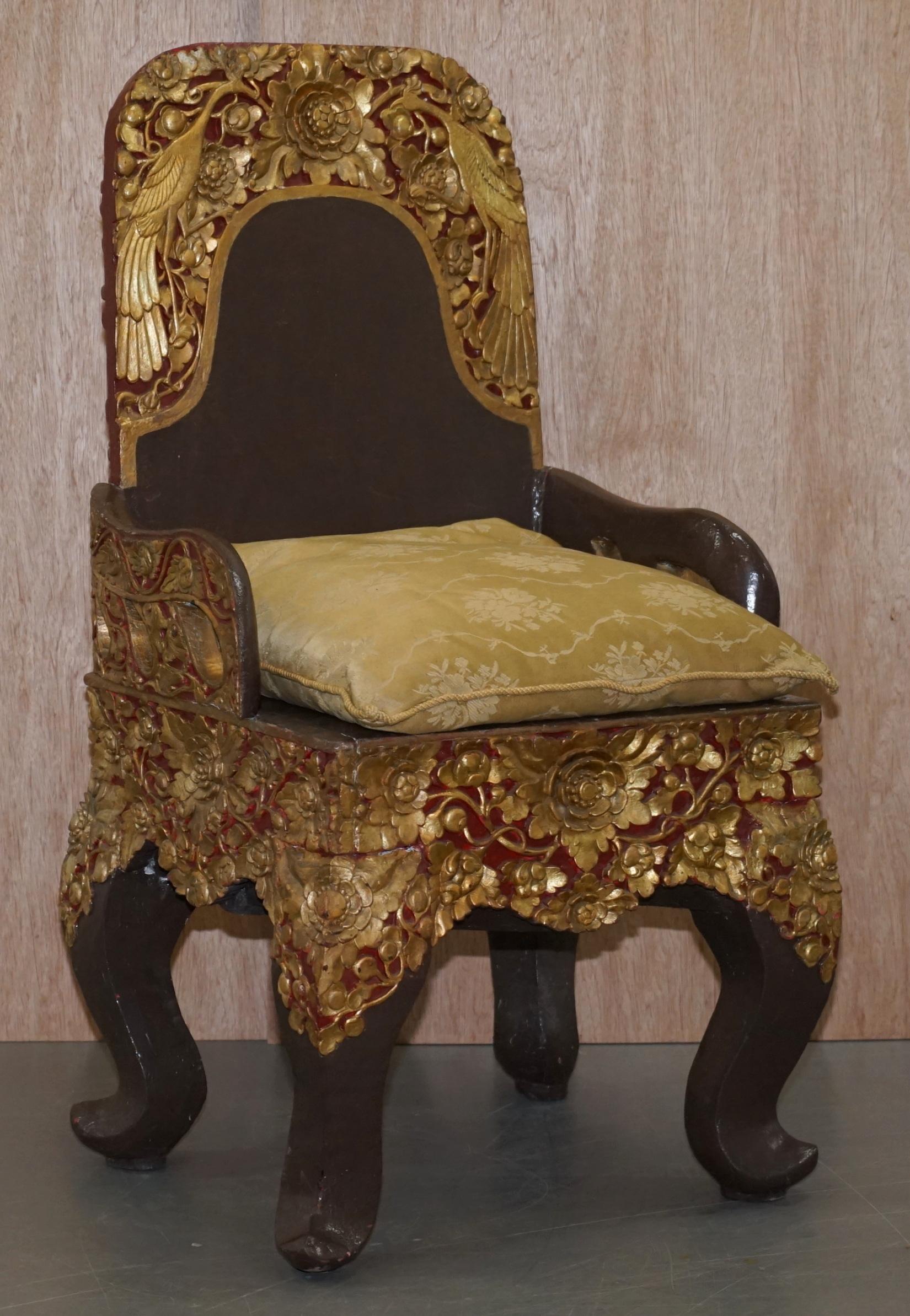 Rare paire de chaises de cérémonie tibétaines circa 1900 Bouddha Nyingma sculpté dans le dossier en vente 7