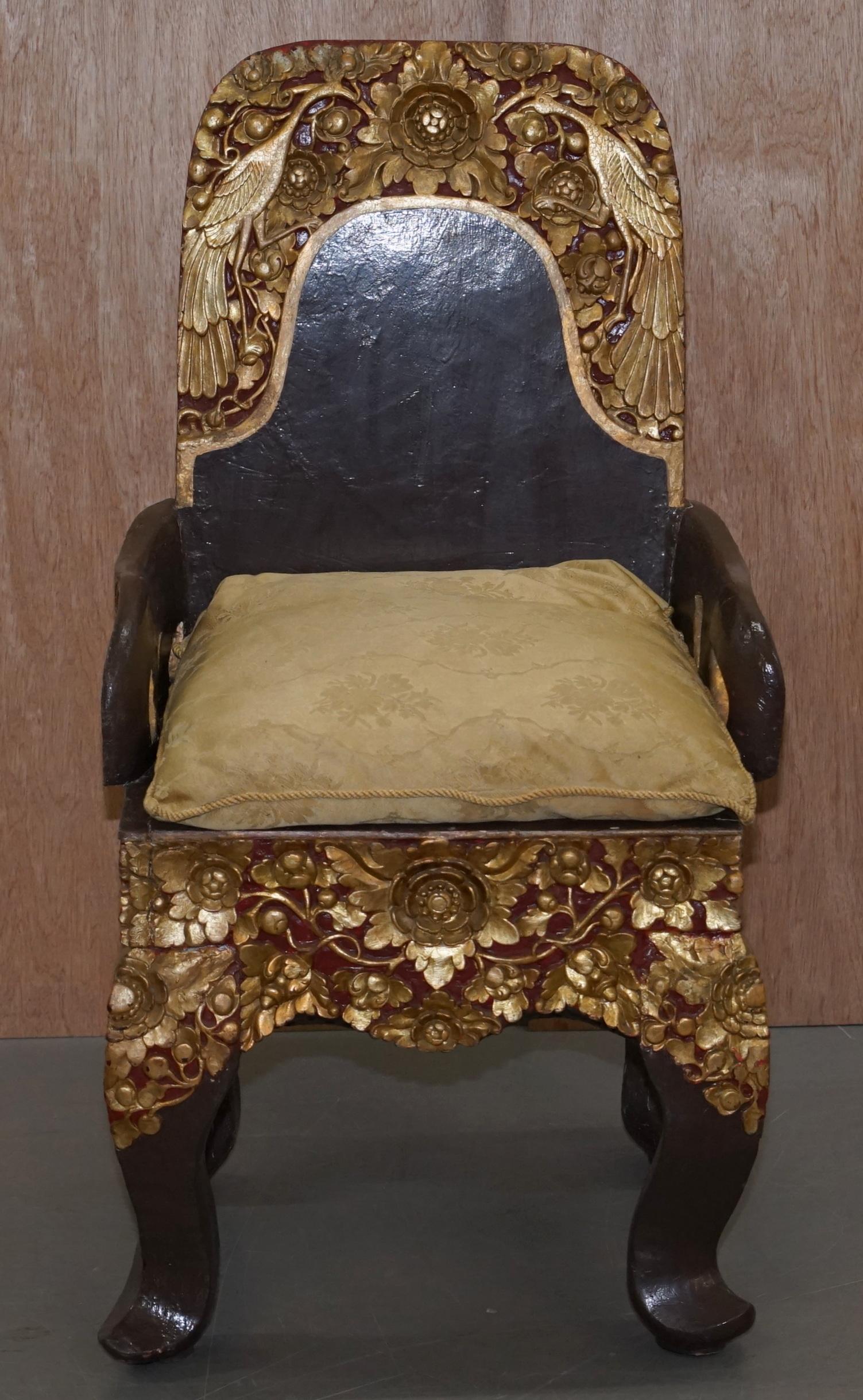 Rare paire de chaises de cérémonie tibétaines circa 1900 Bouddha Nyingma sculpté dans le dossier en vente 9