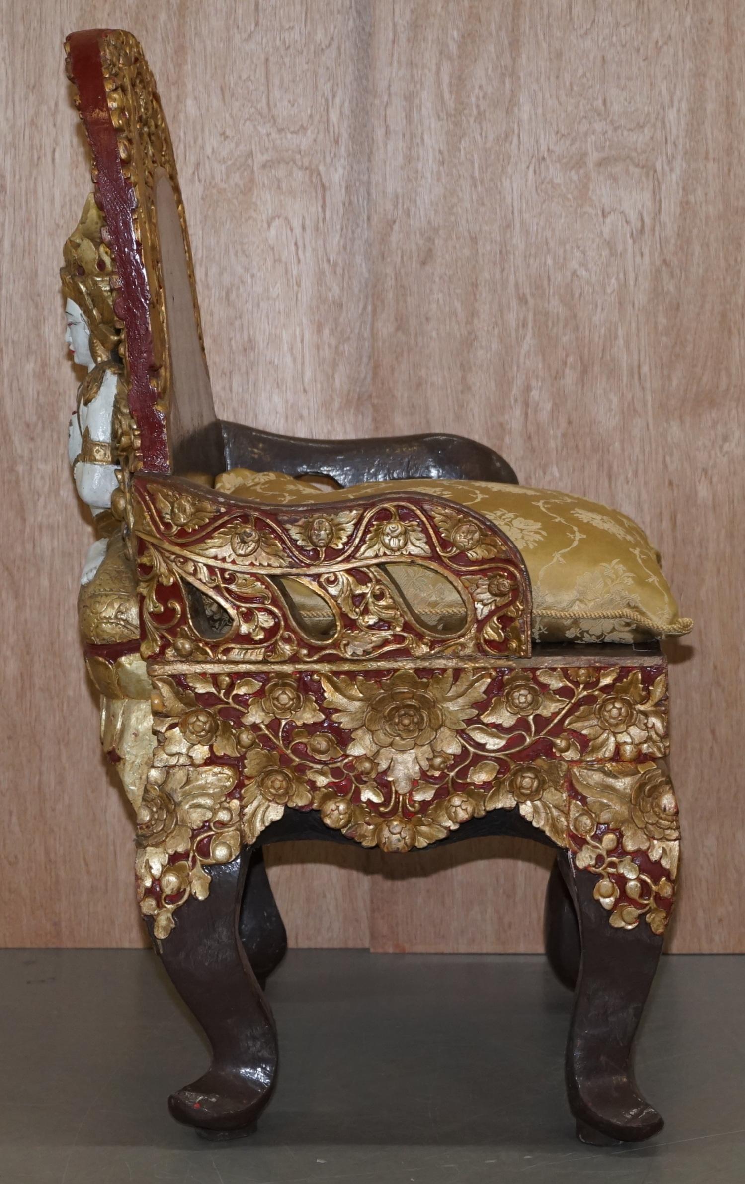 Rare paire de chaises de cérémonie tibétaines circa 1900 Bouddha Nyingma sculpté dans le dossier en vente 10