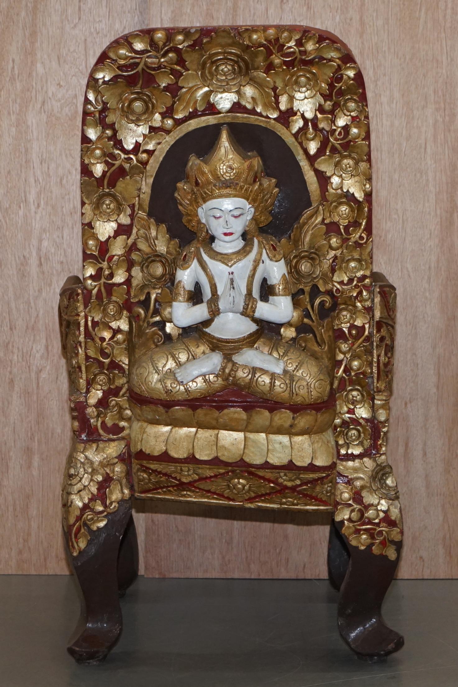Rare paire de chaises de cérémonie tibétaines circa 1900 Bouddha Nyingma sculpté dans le dossier en vente 11
